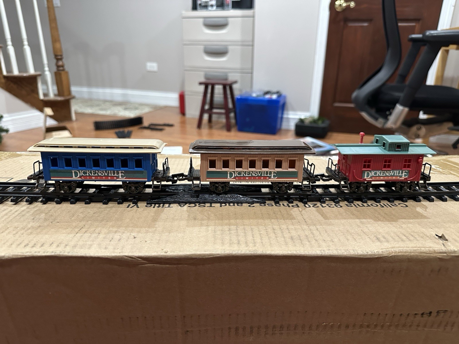 New Bright 1996 Dickensville Train Set 3 Train Cars Passenger Coaches + Caboose
