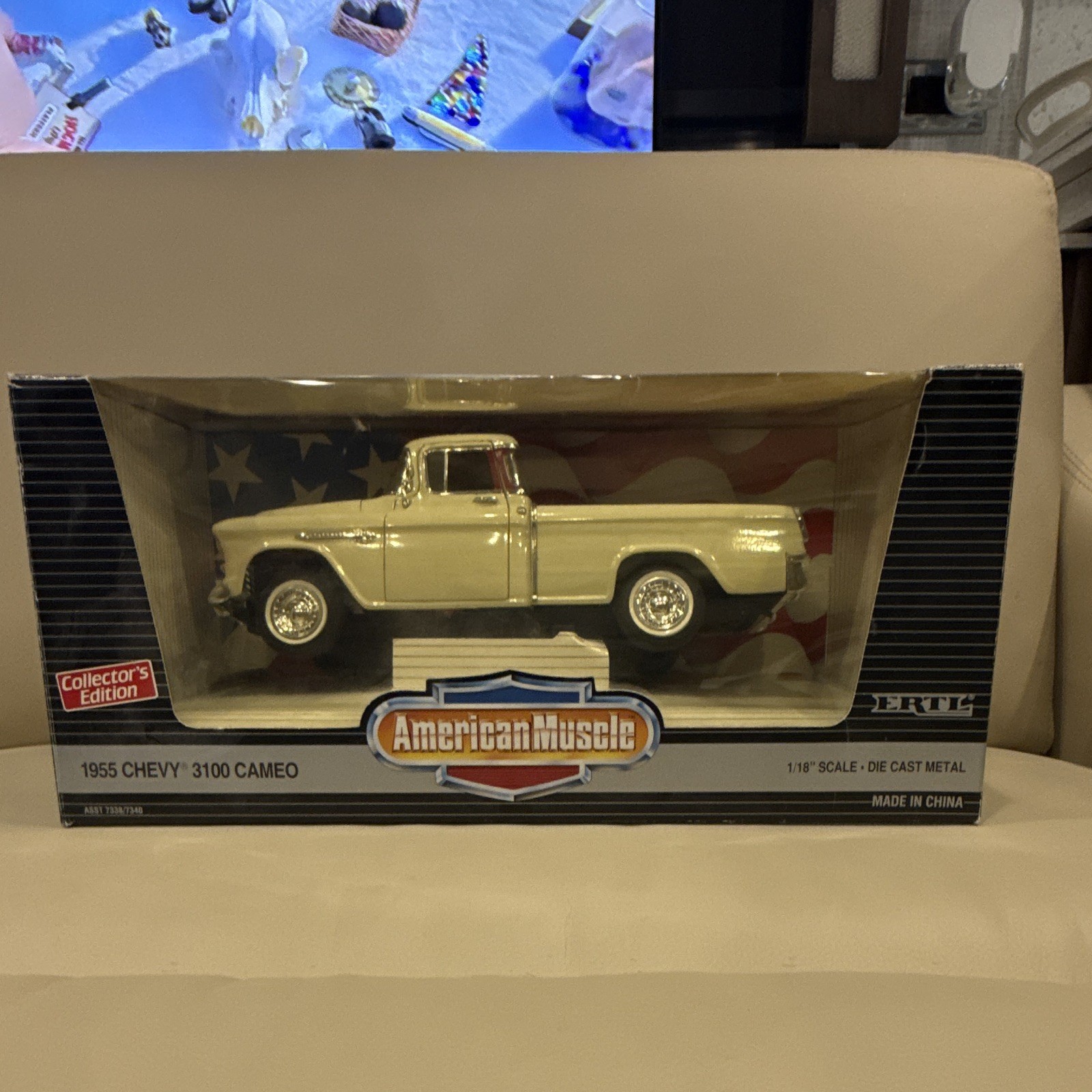 Ertl American Muscle 1955 Chevrolet 3100 Cameo 1:18 Diecast Ivory/Red