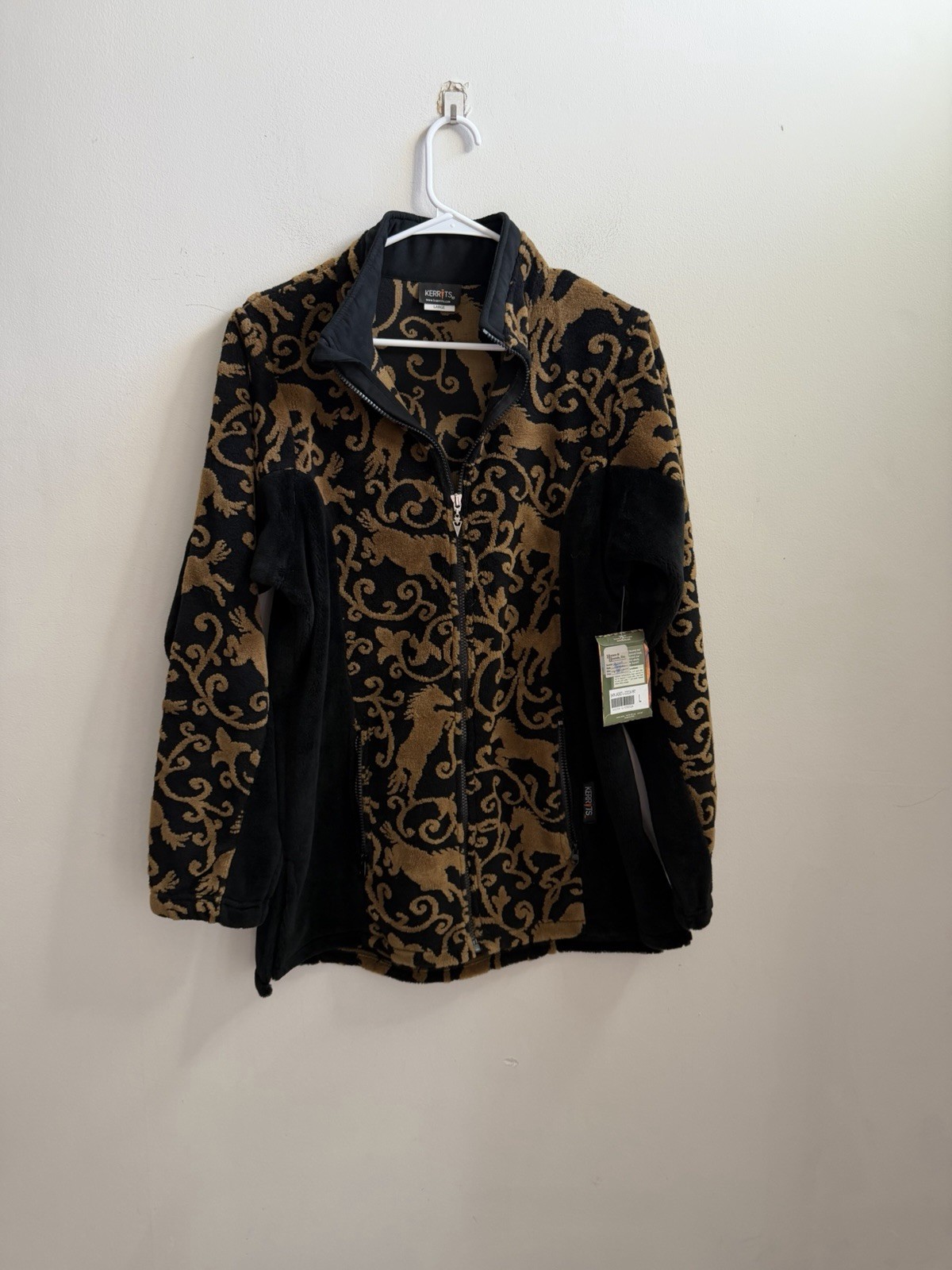 NEW WOMEN’S KERRITS BARN JACKET SIZE LARGE L FLEECE COCOA PRINT HORSES RIDING NEW WOMEN’S KERRITS BARN JACKET SIZE LARGE L FLEECE COCOA PRINT HORSES RIDING