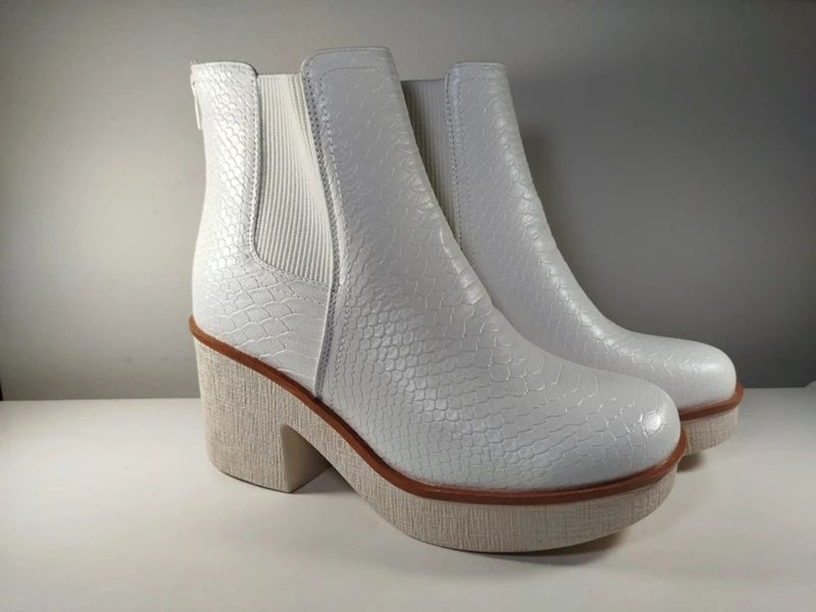 Women’s Size 8 White Croc Embossed Chelsea Boots Platform Block Heel