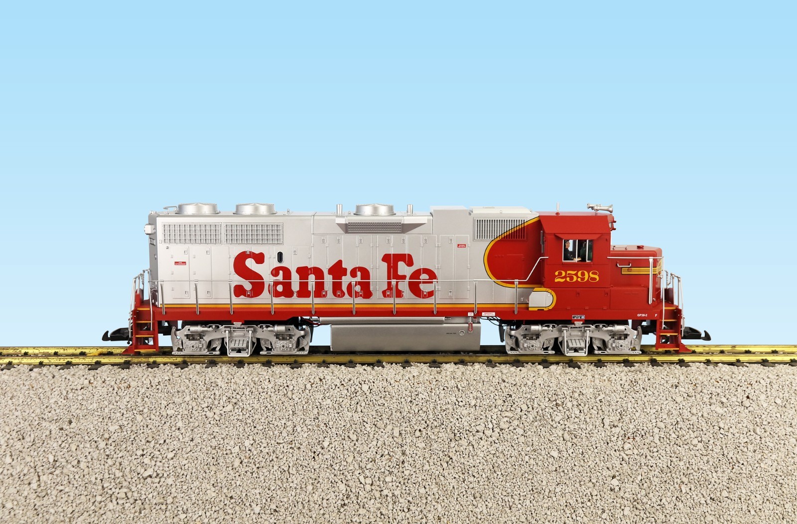 USA Trains G Scale 22212 SANTA FE GP38-2 (WARBONNET) RED/SILVER
