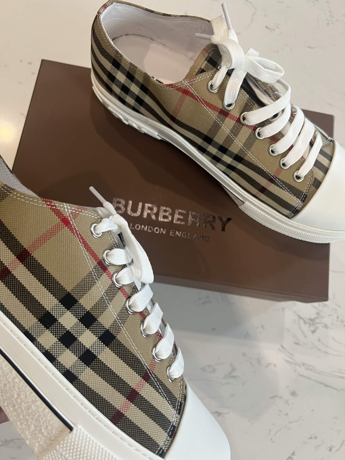 Burberry Vintage Check Low Top Sneakers Men\'s Size 12 US Beige Nova Check Canvas Burberry Vintage Check Low Top Sneakers Men\'s Size 12 US Beige Nova Check Canvas