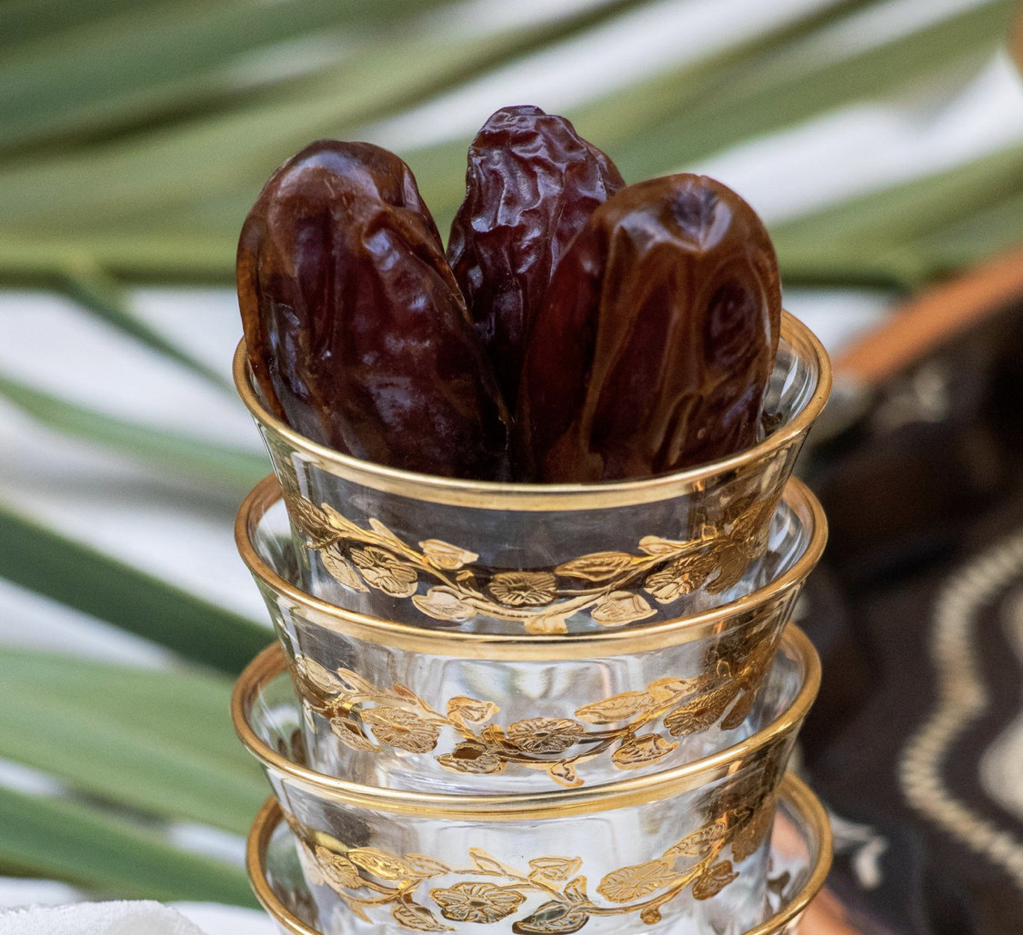 MEDJOOL DATES 11LB BOX.. FRESH FROM CALIFORNIA. FAST . MEDJOOL DATES 11LB BOX.. FRESH FROM CALIFORNIA. FAST .