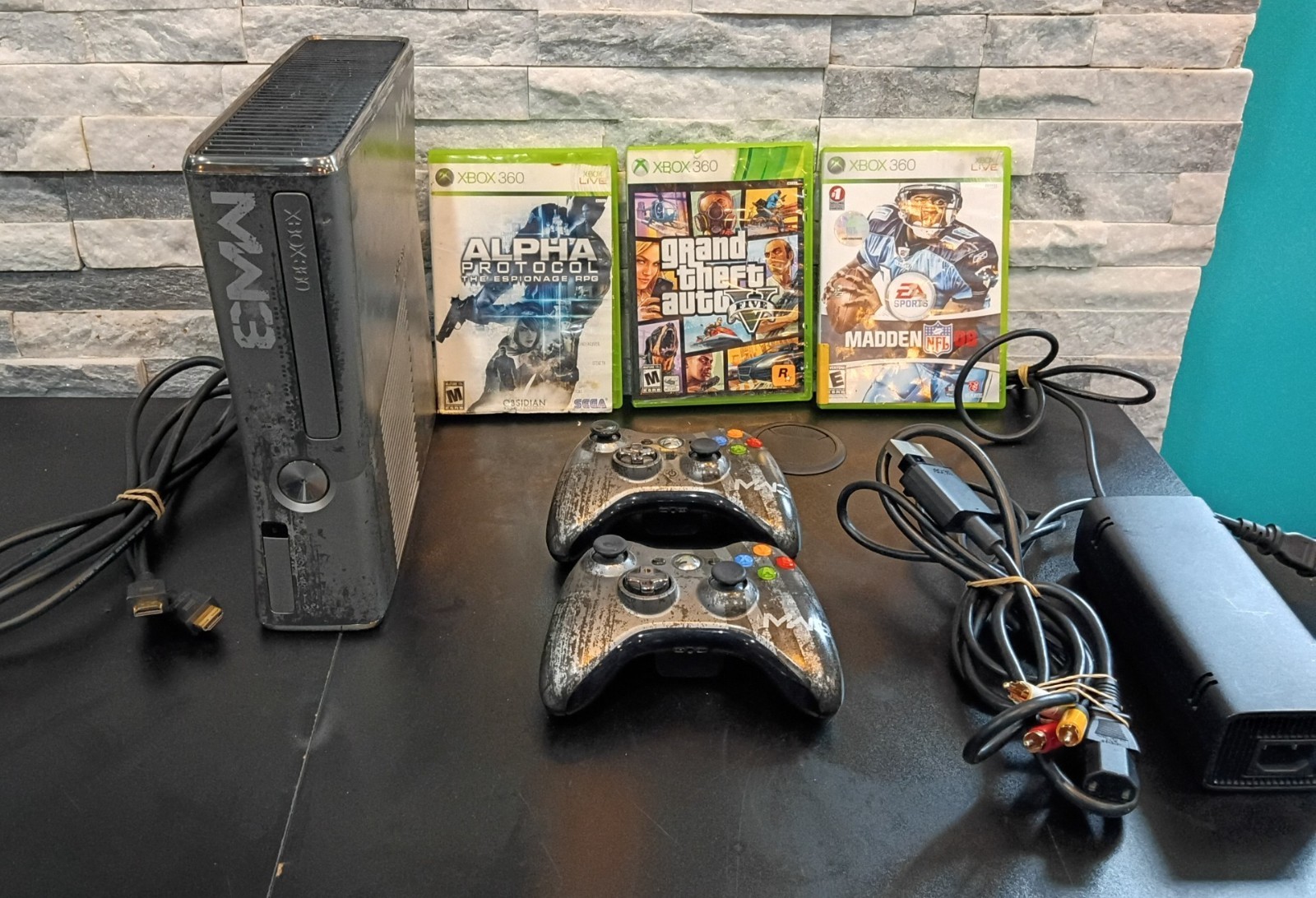 Microsoft Xbox 360 S MW3 Modern Warfare 3 Edition  w/ 2 Controllers