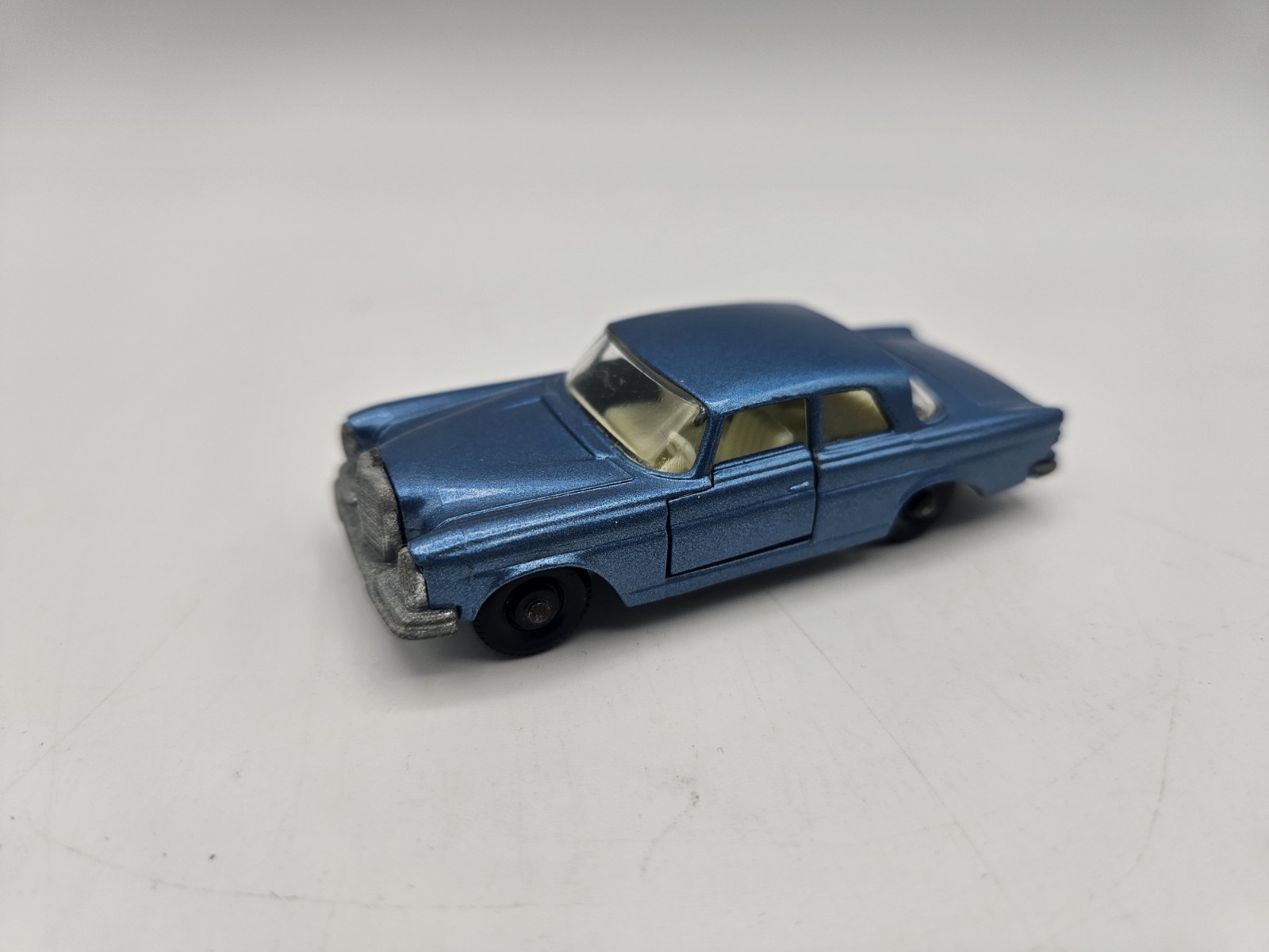 Vintage Matchbox Lesney Series No. 46 Mercedes 300 SE England Vintage Matchbox Lesney Series No. 46 Mercedes 300 SE England