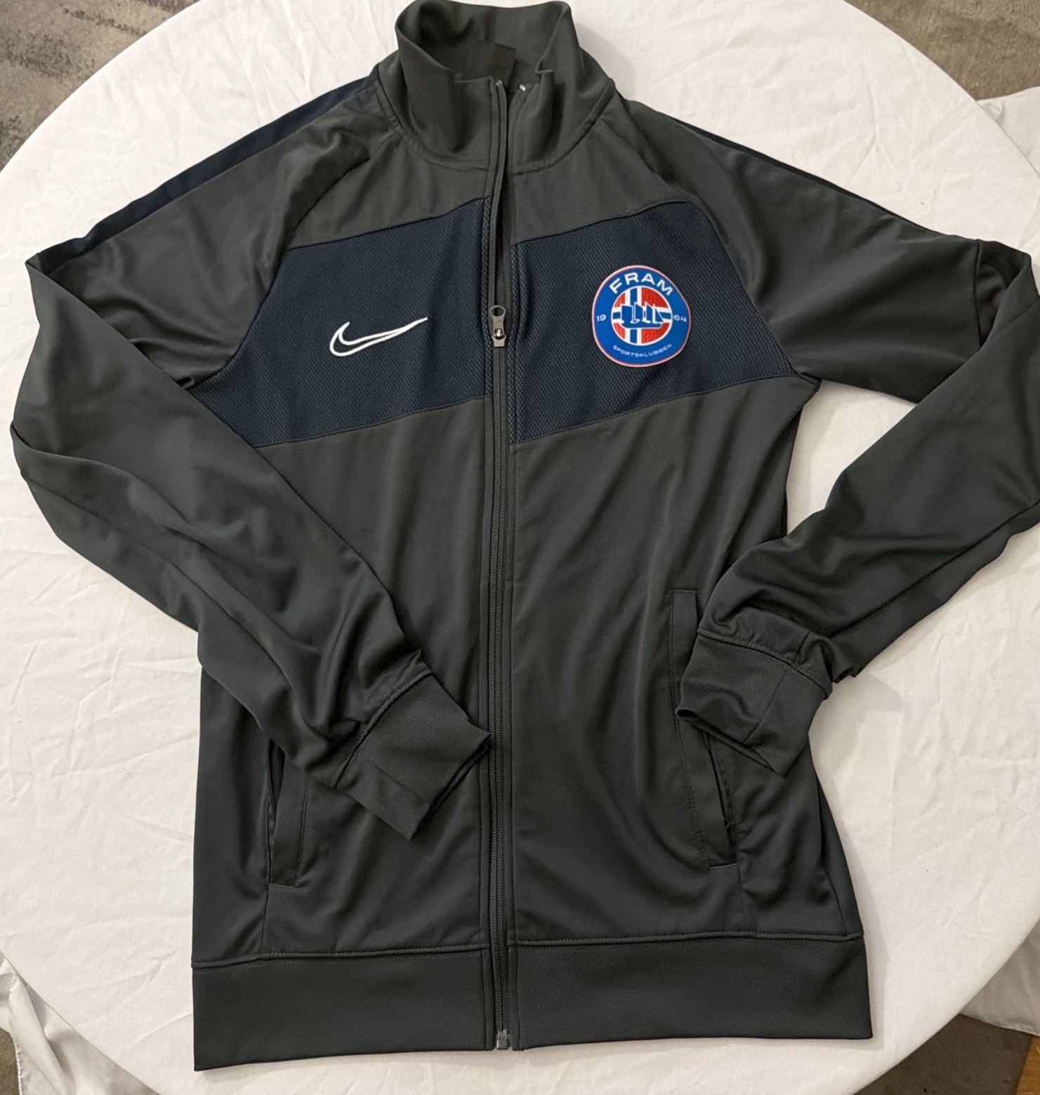 NWOT Nike Men\'s Anthracite/Navy Dri-FIT Jacket S FRAM Sports club NWOT Nike Men\'s Anthracite/Navy Dri-FIT Jacket S FRAM Sports club