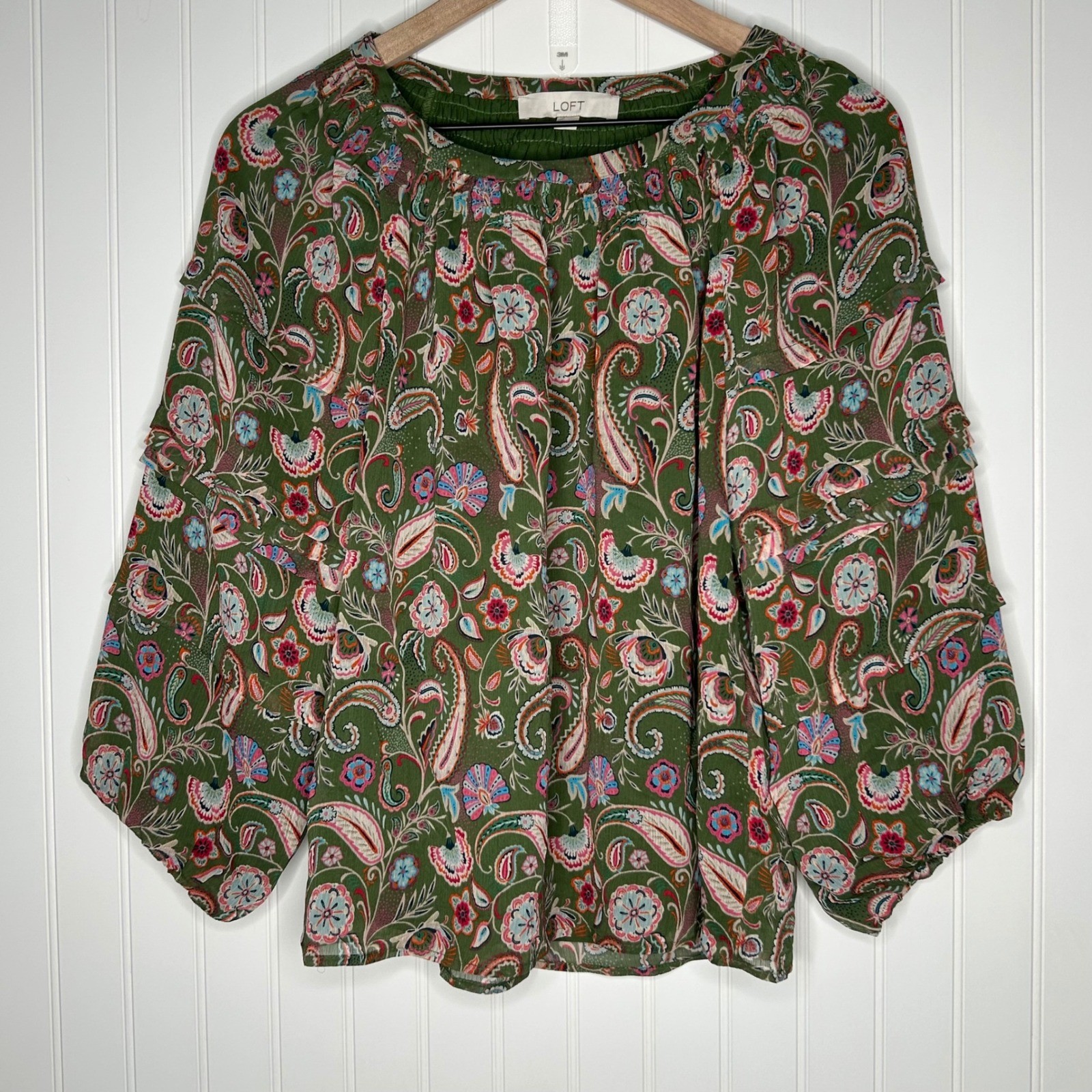 LOFT Women\'s Paisley Floral Smocked Blouse Green Ruffle Sleeve NWT Small LOFT Women\'s Paisley Floral Smocked Blouse Green Ruffle Sleeve NWT Small