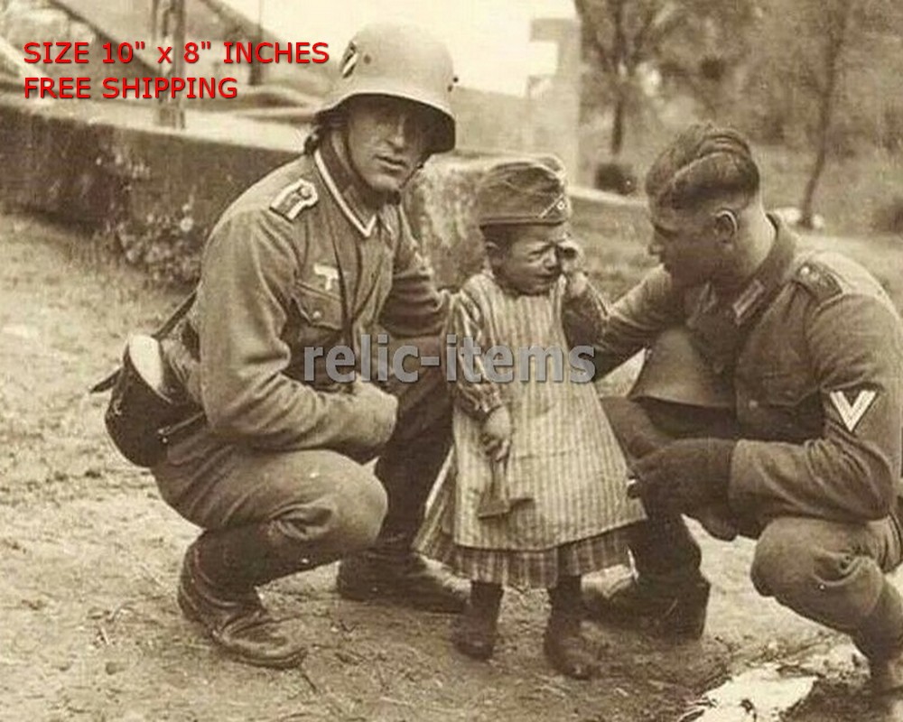 WW2 8x10 Photo GERMAN SOLDIERS HELPS A GIRL O6577