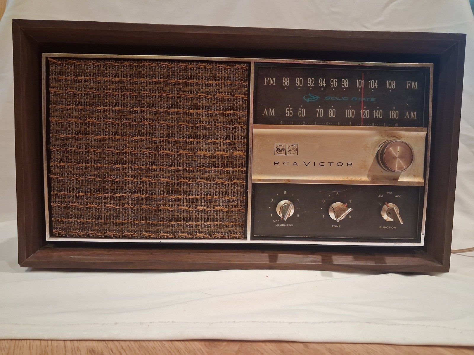 Vintage RCA Victor Model RGC29W Solid-State AM/FM Table Radio 