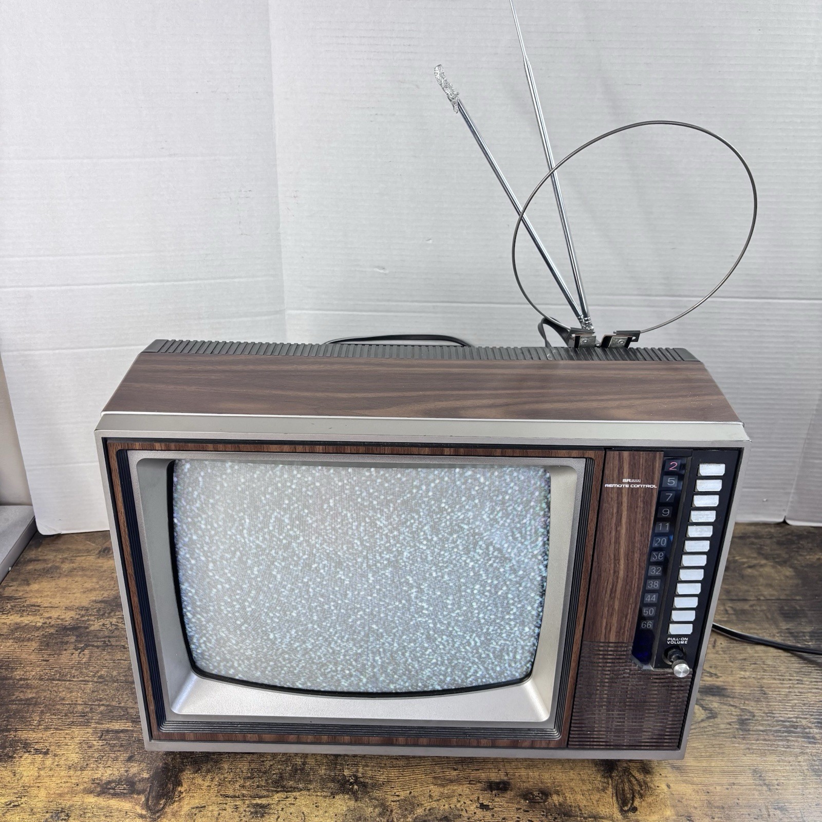 VTG Sears Roebuck 1984 SR2000 14” Wood Grain CRT TV Model 564-40540450 No Remote VTG Sears Roebuck 1984 SR2000 14” Wood Grain CRT TV Model 564-40540450 No Remote