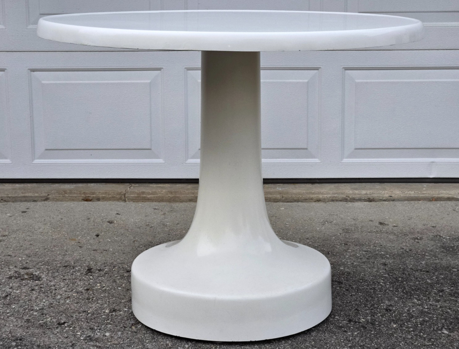 Vintage Thonet Saturna? round fiberglass pedestal table, space age 1975