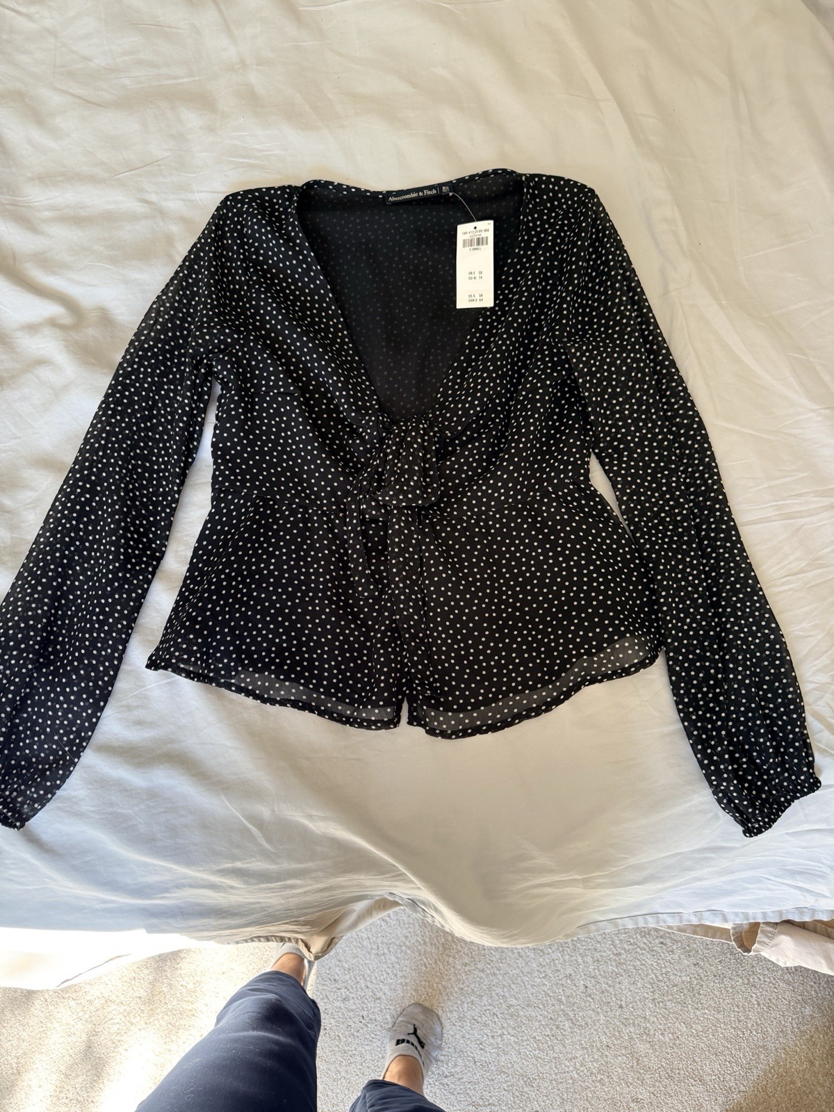 Abercrombie & Fitch Women’s Blouse Black White Polka Dot Tie Front Bow V-Neck XS Abercrombie & Fitch Women’s Blouse Black White Polka Dot Tie Front Bow V-Neck XS