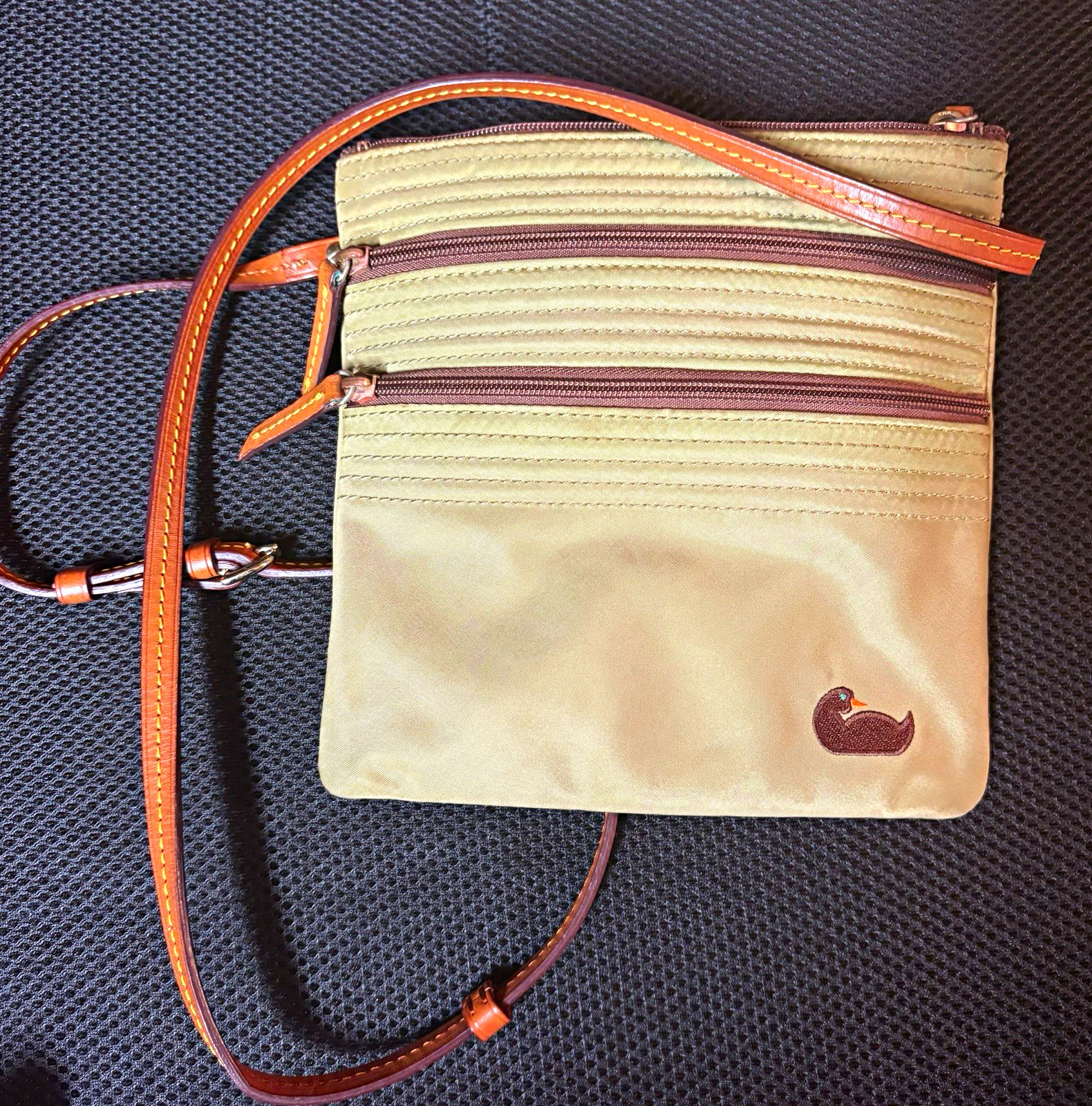 Dooney & Bourke Women’s Beige Crossbody Zip Bag Adjustable Strap Gold Pink Dooney & Bourke Women’s Beige Crossbody Zip Bag Adjustable Strap Gold Pink