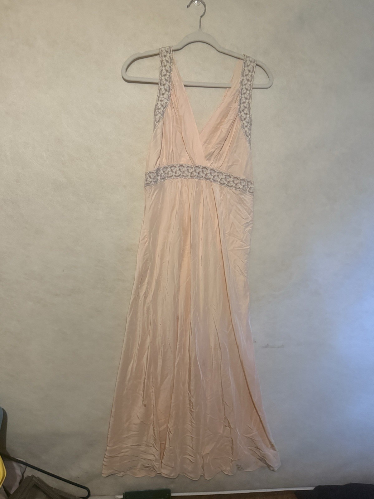 A BEAUTIFUL VTG 1950’s Negligee Gown In Peach with A Beige Laced V Neck. M