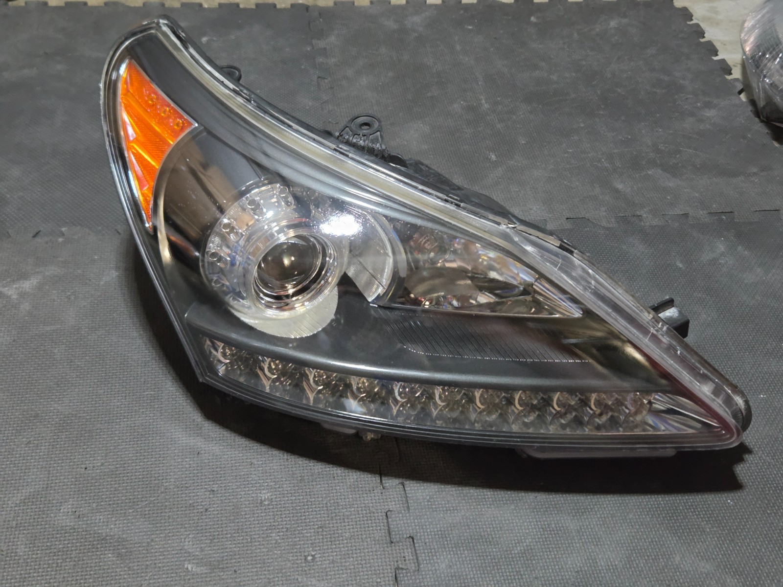 2011- 2016 Hyundai Equus Front Right Passenger Side Xenon HID Headlight Lamp Oem
