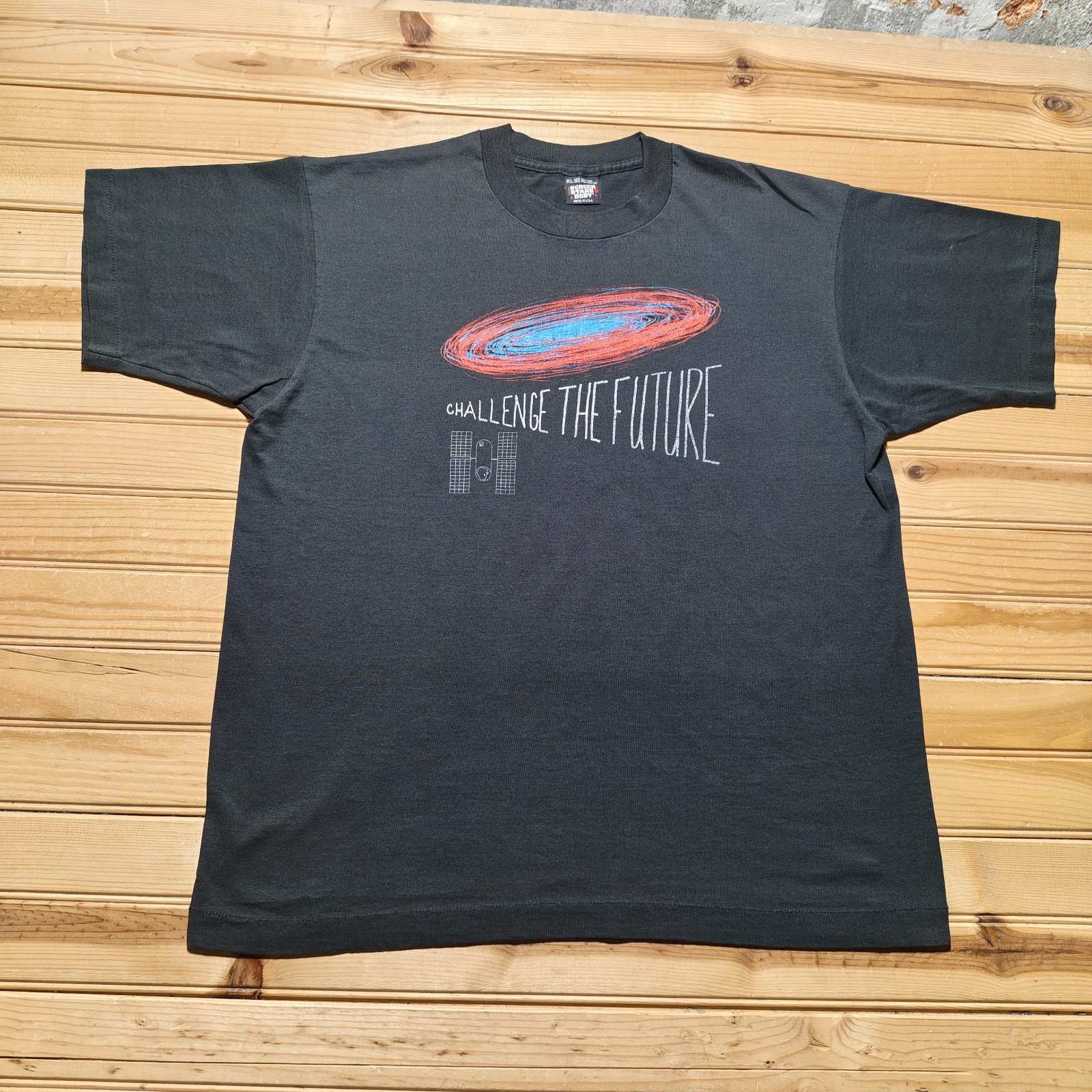 Vintage 90s Challenge The Future Hubble Space Satellite Orbit T-Shirt USA - XL