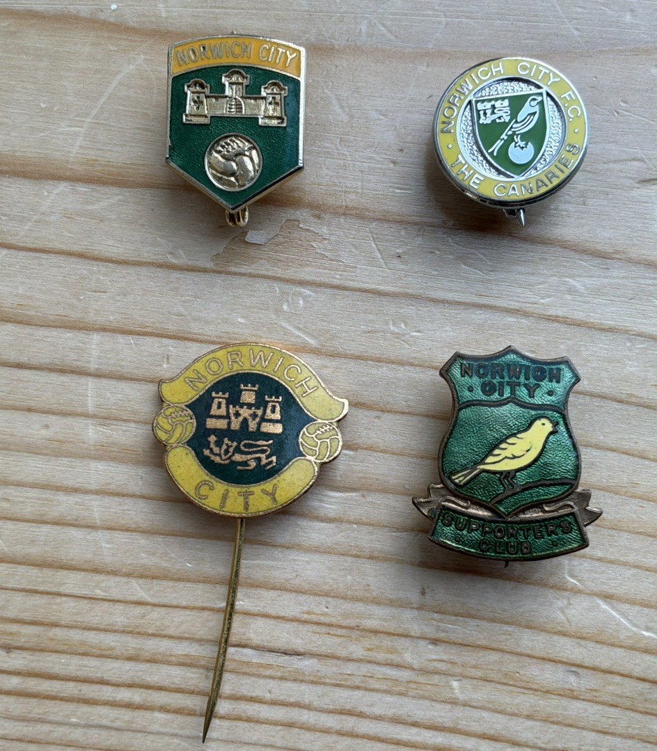 COLLECTION OF 4 RARE 1970s NORWICH CITY  F.C BADGES 