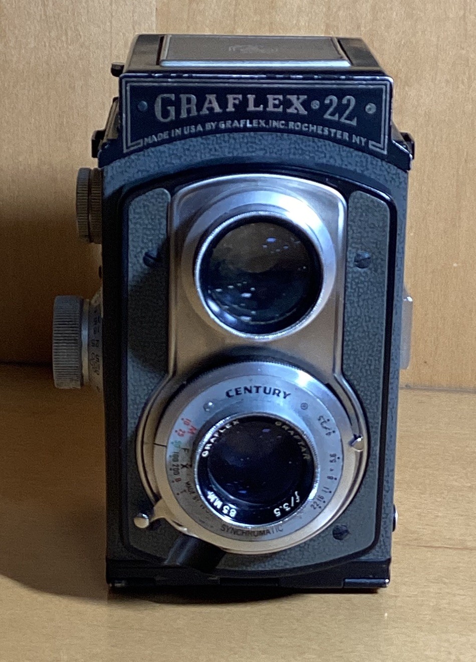 Graflex 22 TLR Twin Lens Reflex 120 mm Camera Century Model 200 Very Nice Shape Graflex 22 TLR Twin Lens Reflex 120 mm Camera Century Model 200 Very Nice Shape