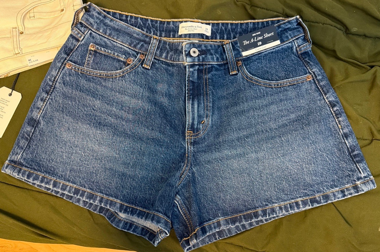 Madewell The Perfect Short Blue Denim Shorts Size 29 Mid Rise 5-Pocket Button Madewell The Perfect Short Blue Denim Shorts Size 29 Mid Rise 5-Pocket Button