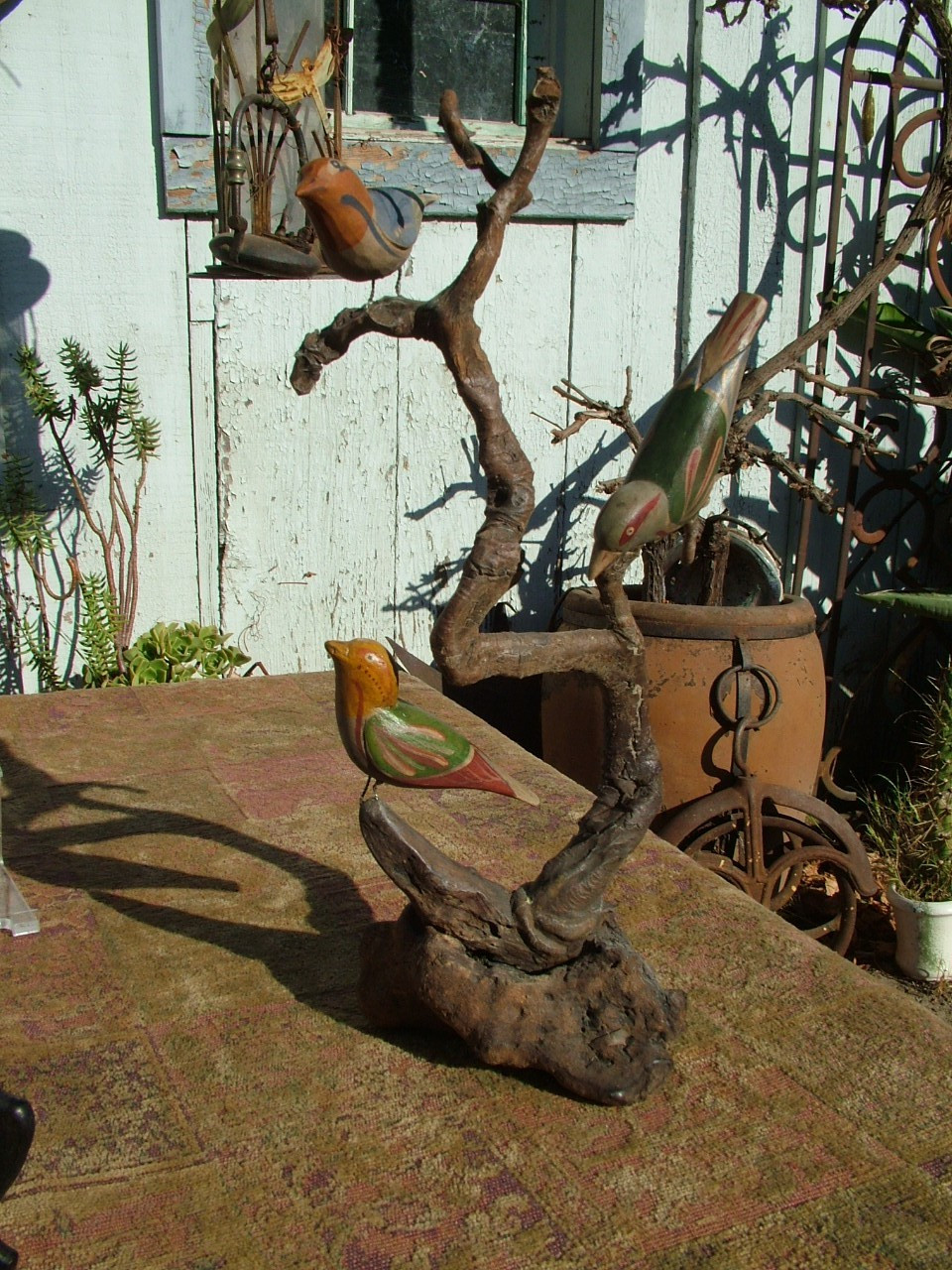 AMERICAN PRIMITIVE VERY FOLKY THREE HAND PAINTED BIRDS ON A BRANCH AMERICAN PRIMITIVE VERY FOLKY THREE HAND PAINTED BIRDS ON A BRANCH