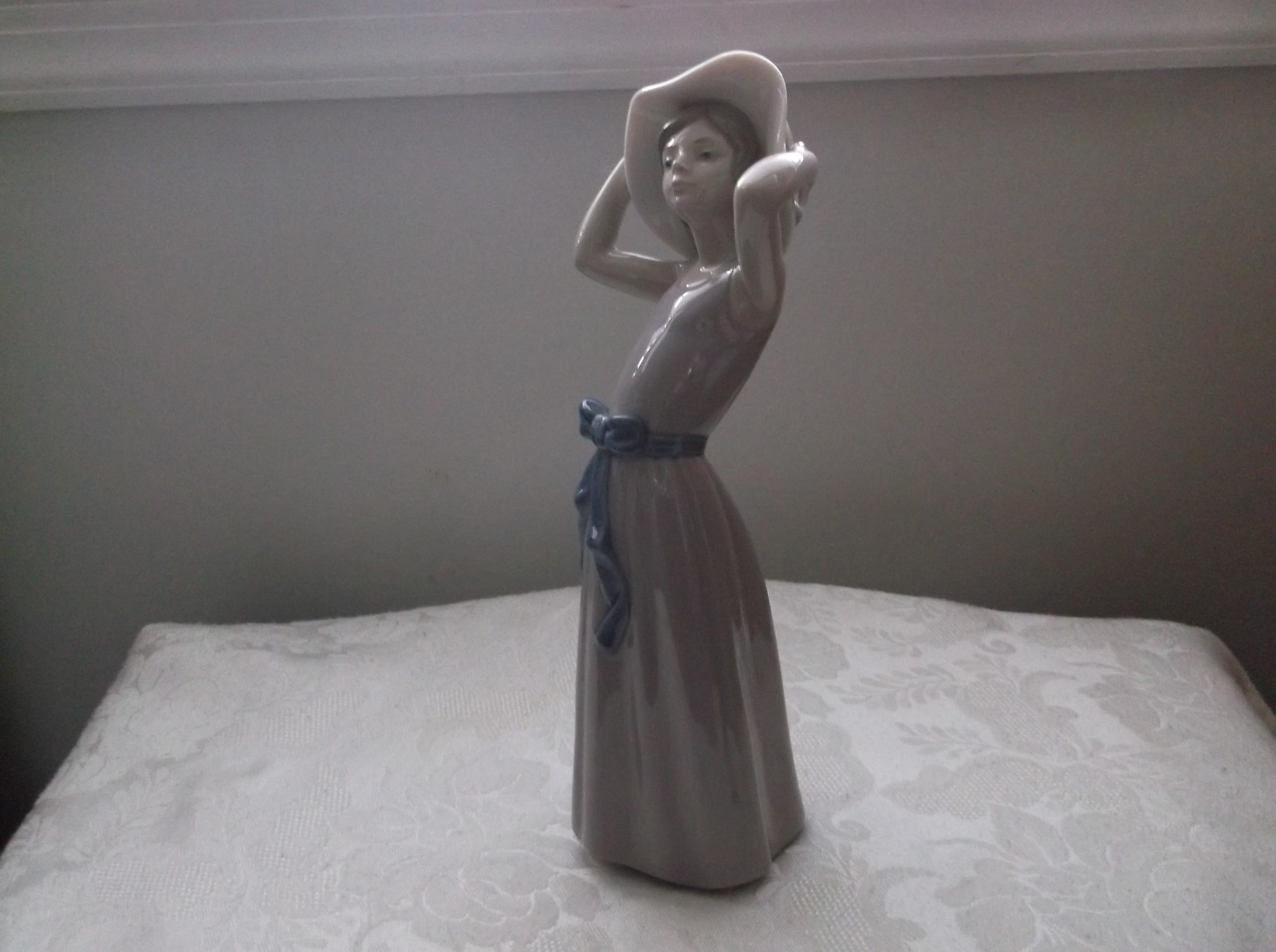 Vintage Lladro COY #5011 Girl - Girls W/ Hat & Bow Figurine (Damaged) Vintage Lladro COY #5011 Girl - Girls W/ Hat & Bow Figurine (Damaged)