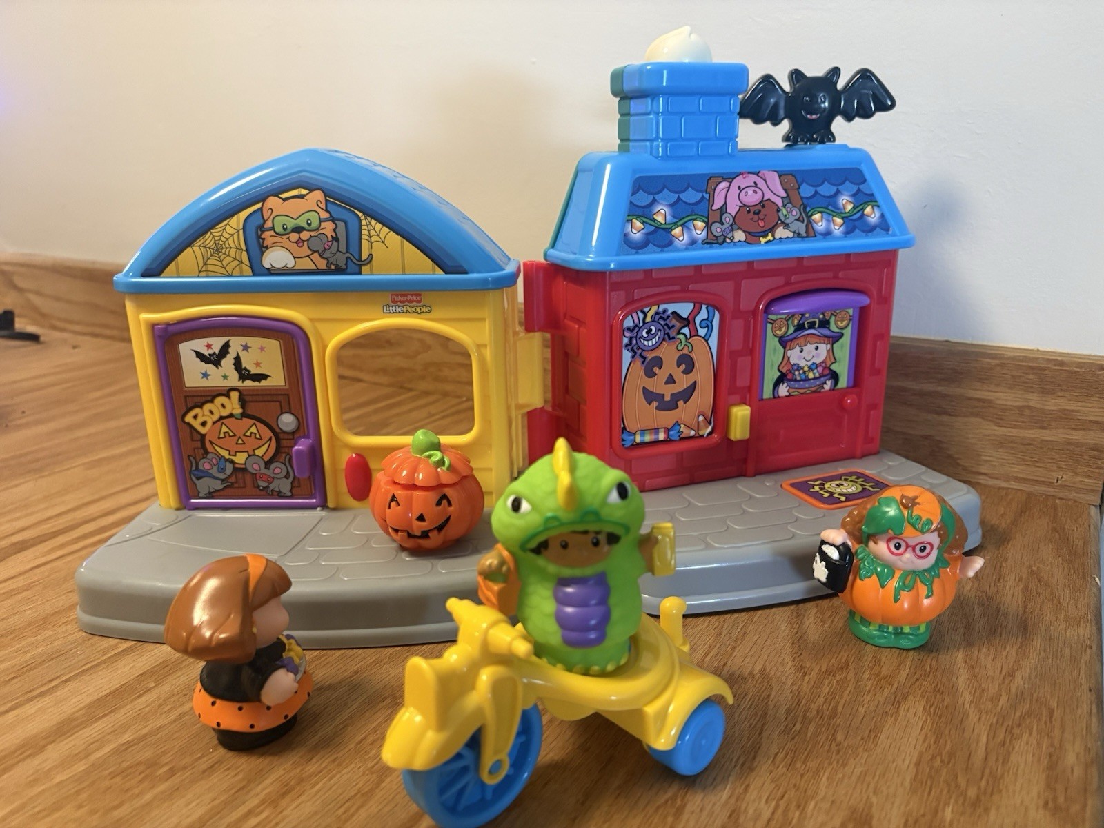 Fisher-Price Little People Trick-or-Treat Surprise Playset N3760 w/ 3 Figures