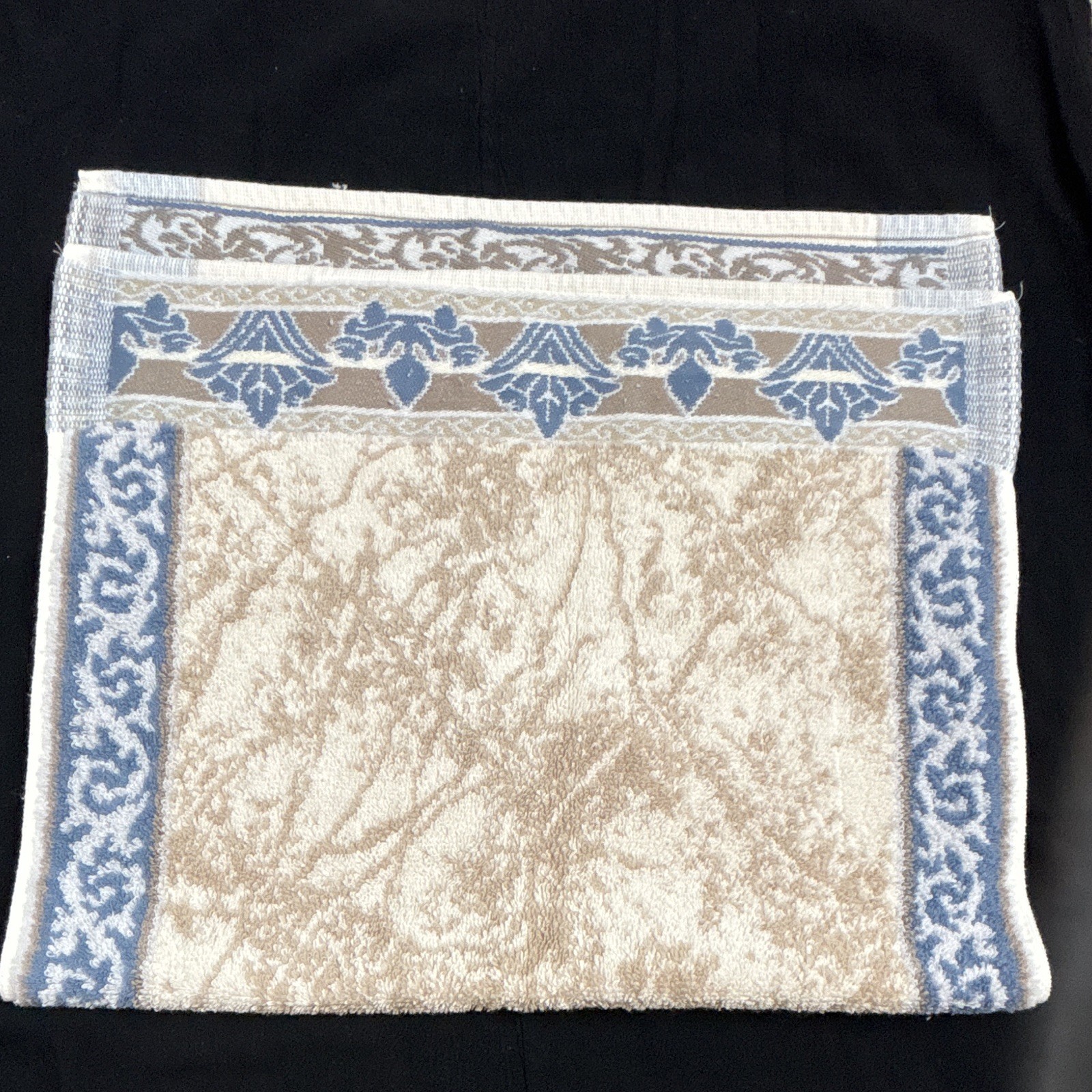 Vintage Royal Velvet by Fieldcrest 100% Cotton Textured Hand Towel Blue Trim HT1