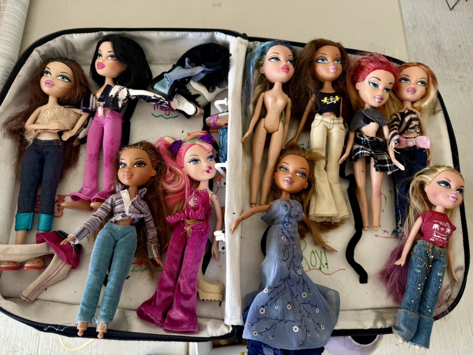 Vintage Bratz Doll Lot of 10 with Carrying Case Rare Y2K Lilani, Yasmin, Cloe