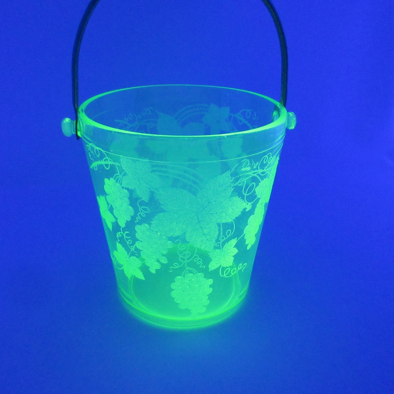 VINTAGE CAMBRIDGE DEPRESSION GLASS GREEN ICE BUCKET GRAPE & CABLE URANIUM GLOW VINTAGE CAMBRIDGE DEPRESSION GLASS GREEN ICE BUCKET GRAPE & CABLE URANIUM GLOW