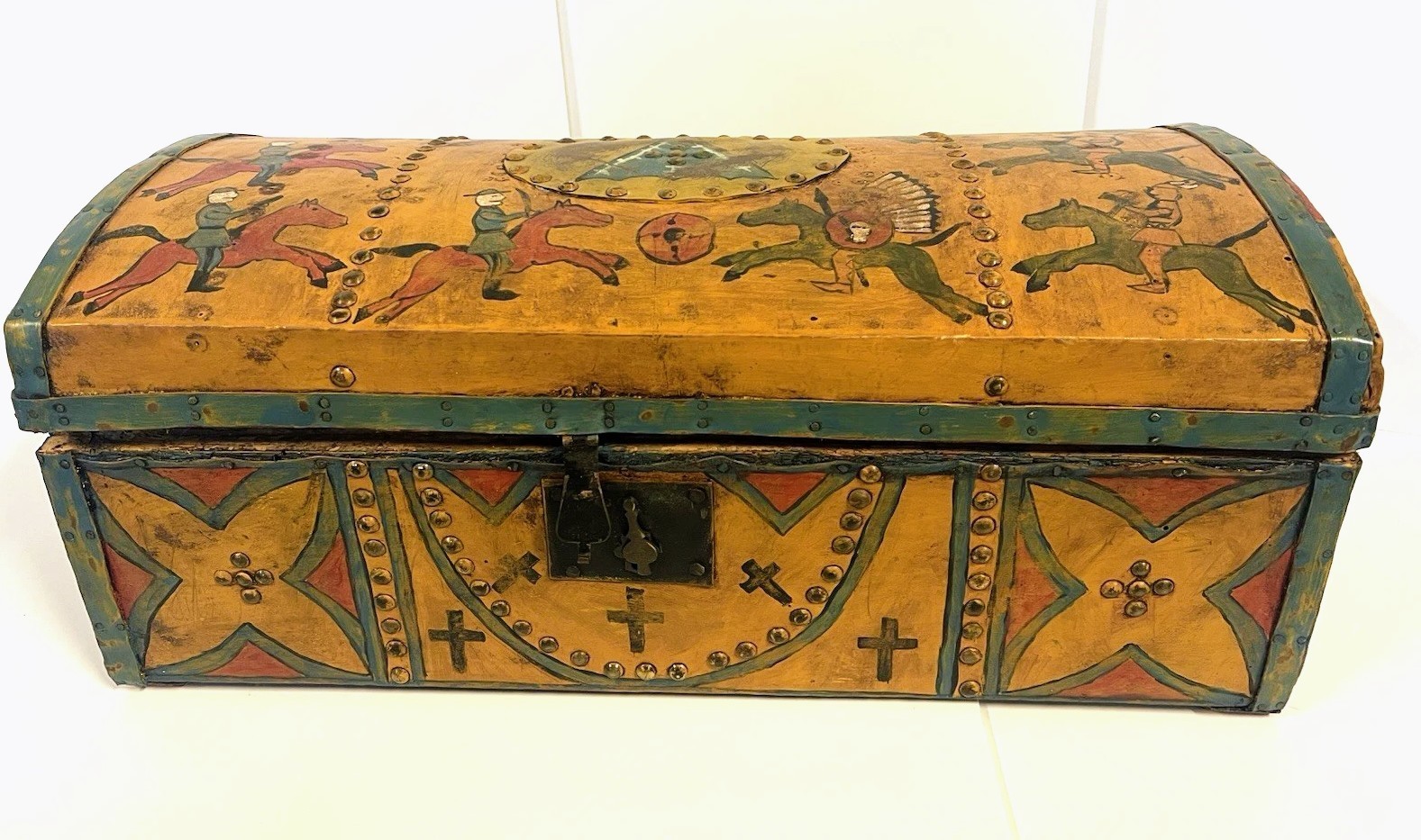 Rare Antique 1800s CROW NATIVE AMERICAN Trunk With Ledger Type Drawings