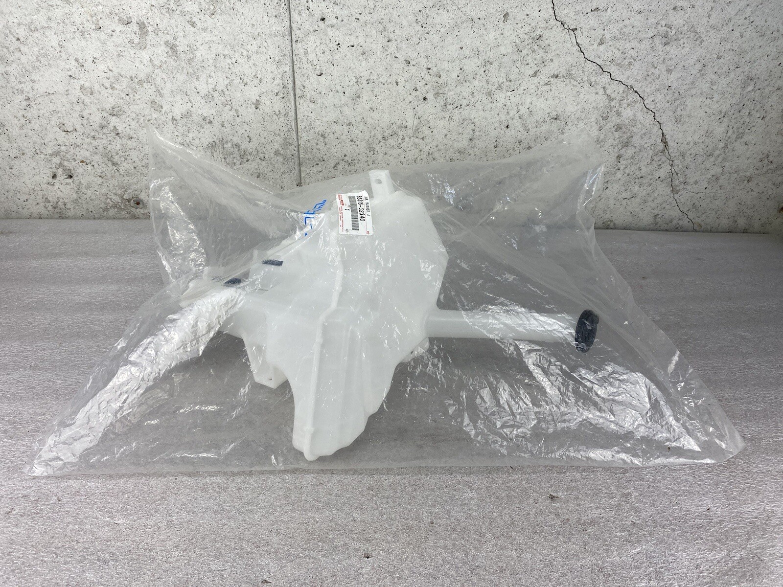 New OEM 2015-2018 Toyota Yaris Washer Fluid Reservoir 85315-52340