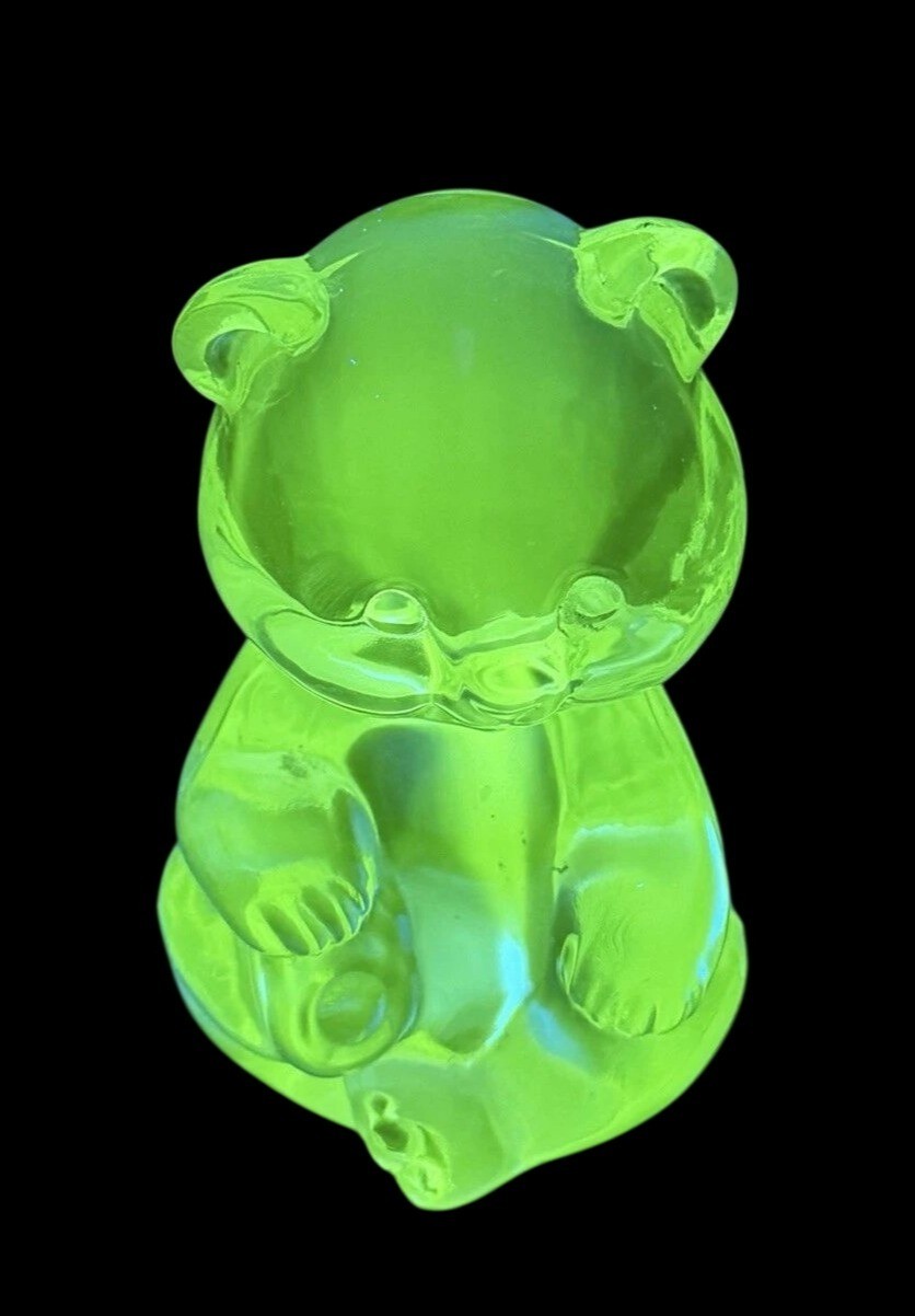 Vtg Fenton Clear Glass Sitting Bear Figurine Paperweight Glows under UV light 