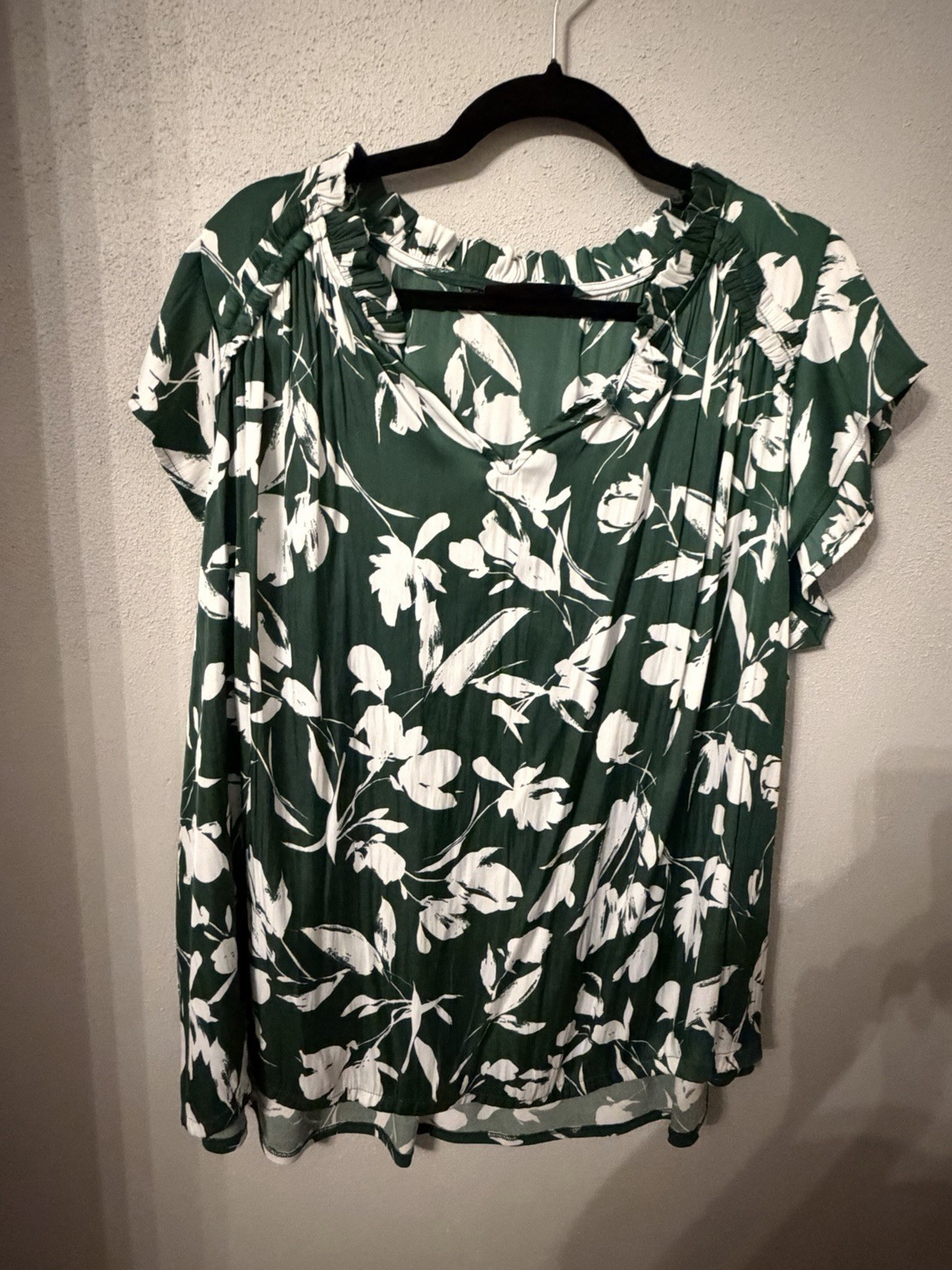 Lane Bryant Womens Plus 22/24 Green White Floral V-Neck Short Sleeve Blouse