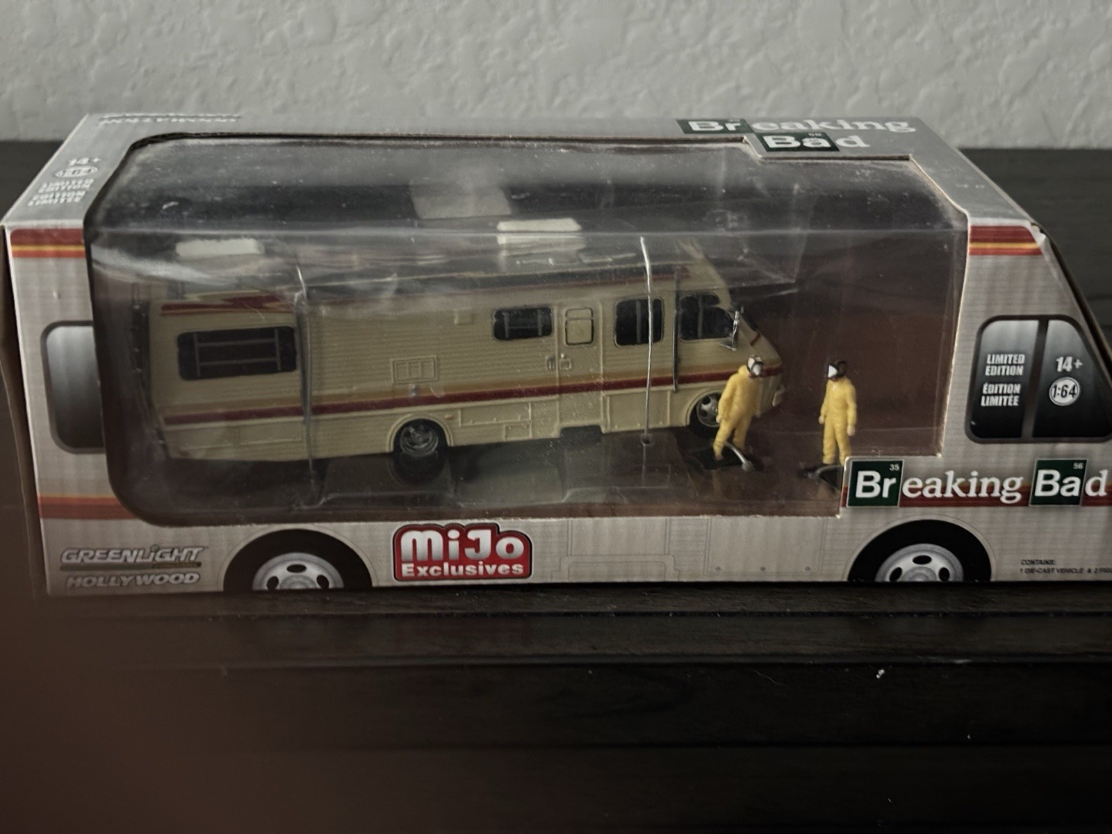 Breaking Bad RV 1986 Fleetwood Bounded Walter & Jesse Gas Mask Chase Mijo RARE Breaking Bad RV 1986 Fleetwood Bounded Walter & Jesse Gas Mask Chase Mijo RARE