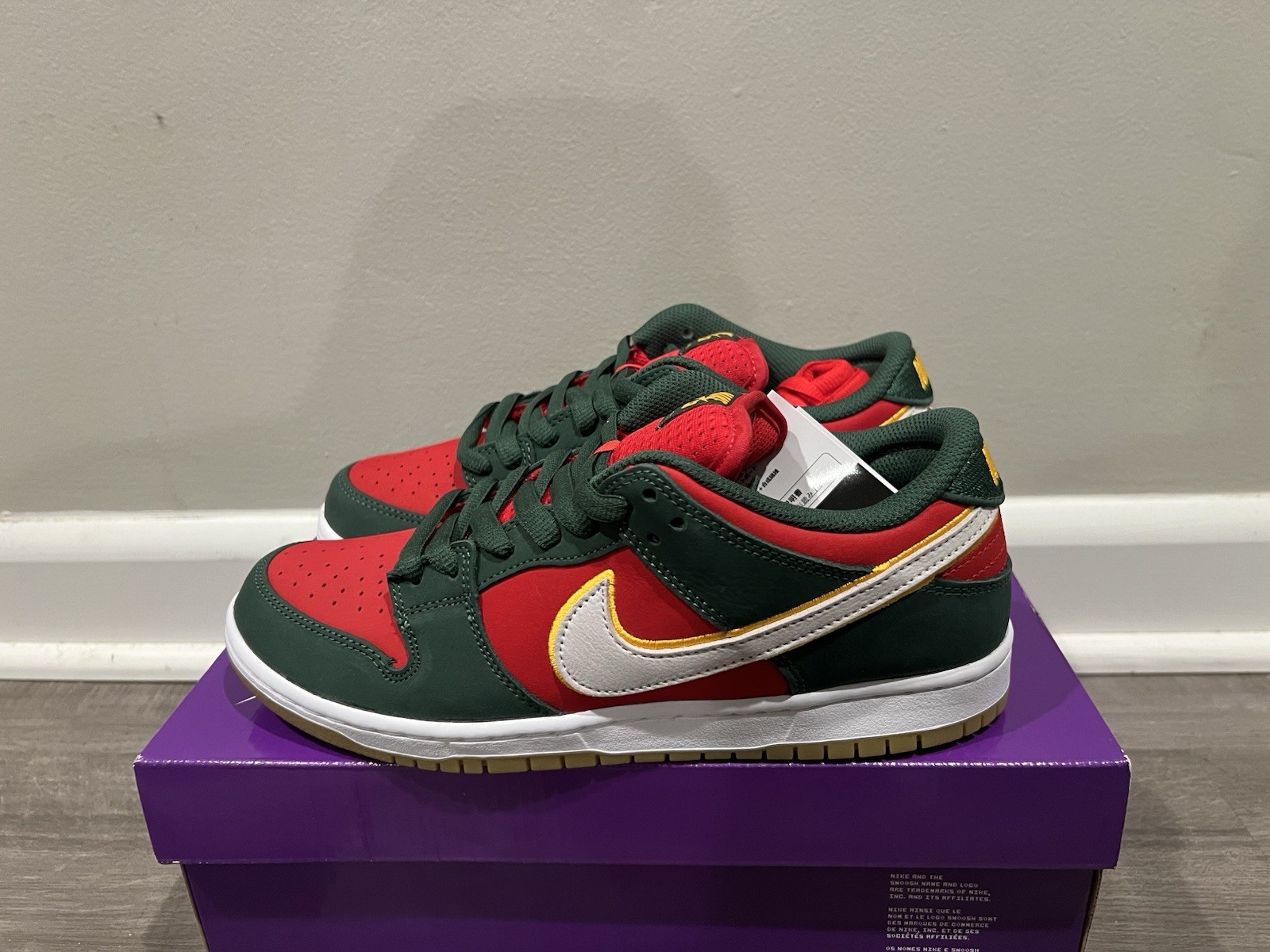 Size 8.5 Men’s Nike SB Dunk Low Pro Premium Seattle Supersonics FZ1287 300 $125 Size 8.5 Men’s Nike SB Dunk Low Pro Premium Seattle Supersonics FZ1287 300 $125