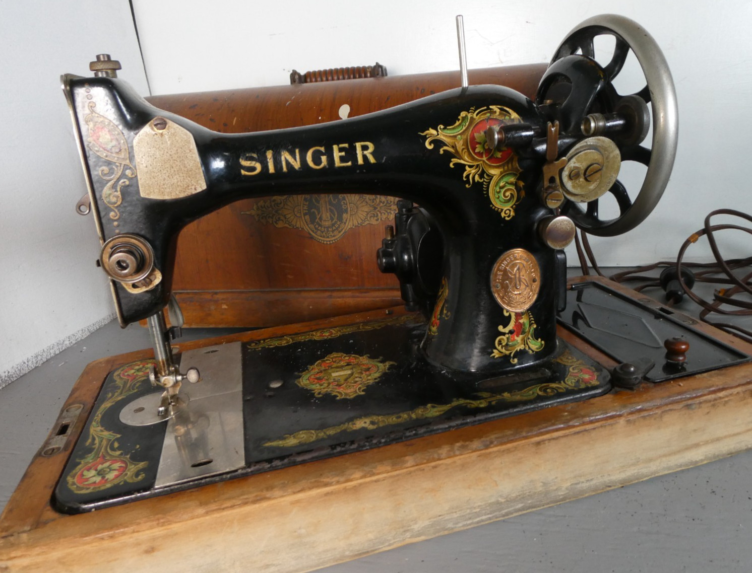 Vintage Singer Sewing Machine W/ Motor In Case - Rare Wittenberge Prussia Model