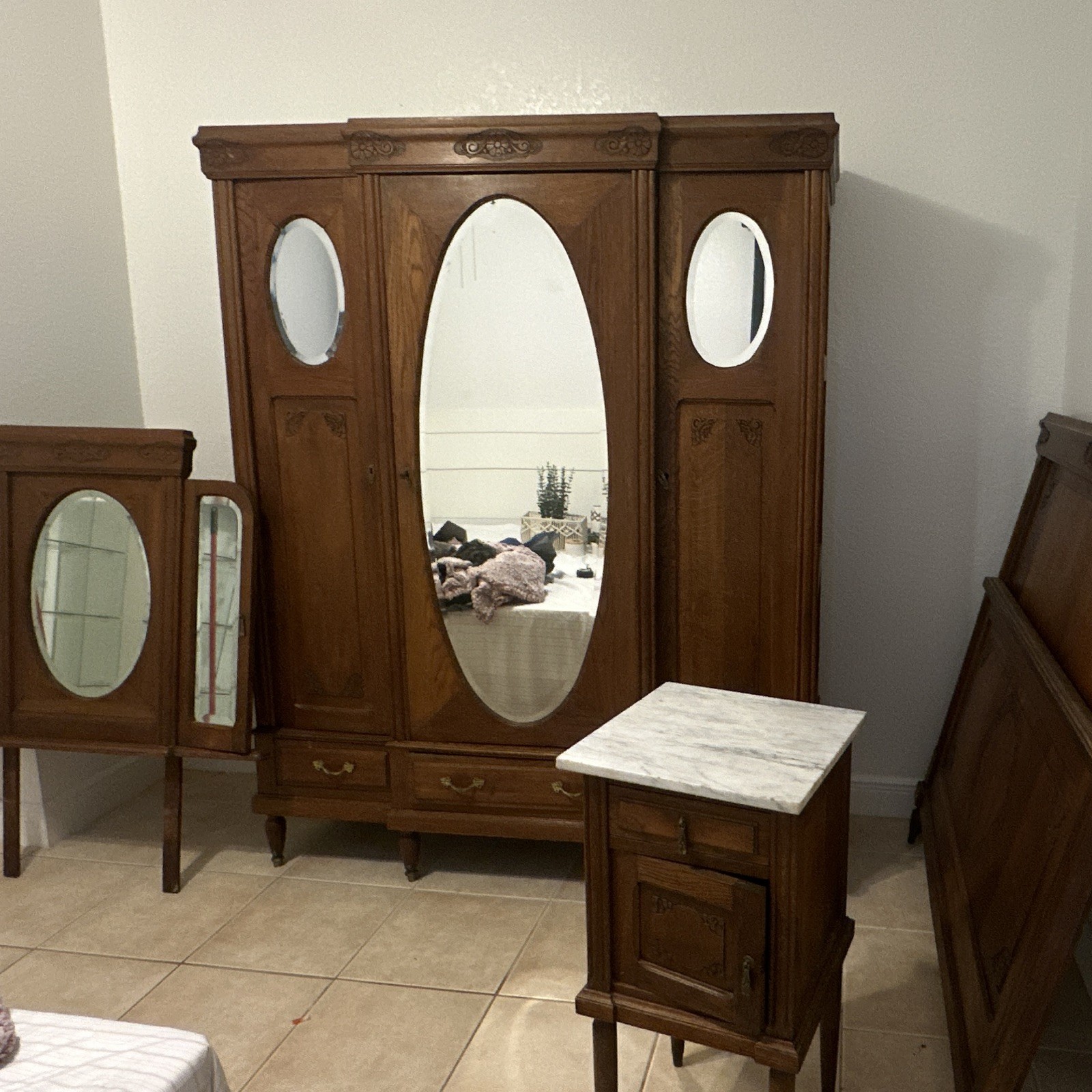 Antique Quarter Sawn Oak Art Nouveau Style Armoire Bedroom Set 1910–1920 