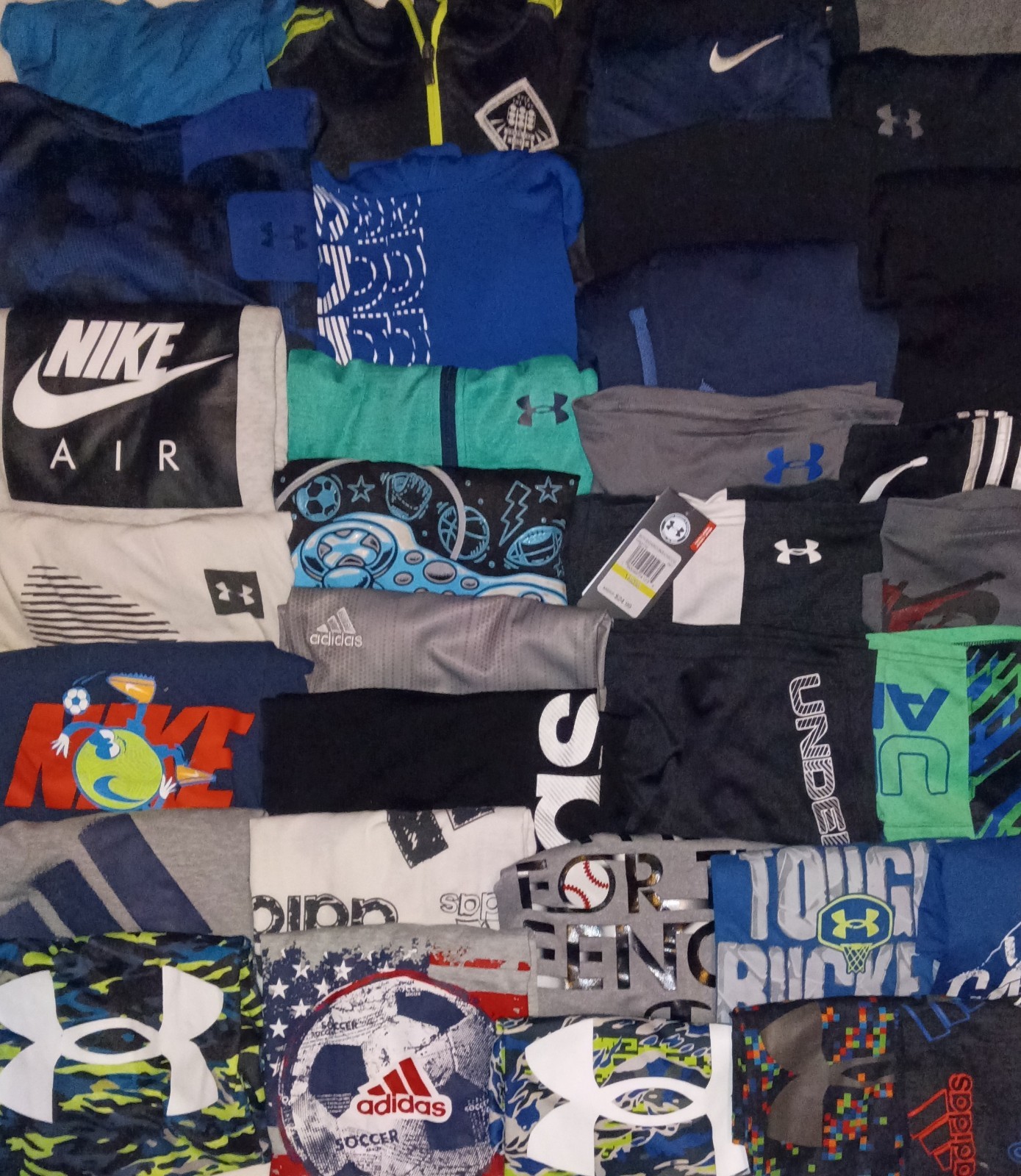 Awesome  Boys Size Medium Athletic Clothing Lot Of 33 Pieces