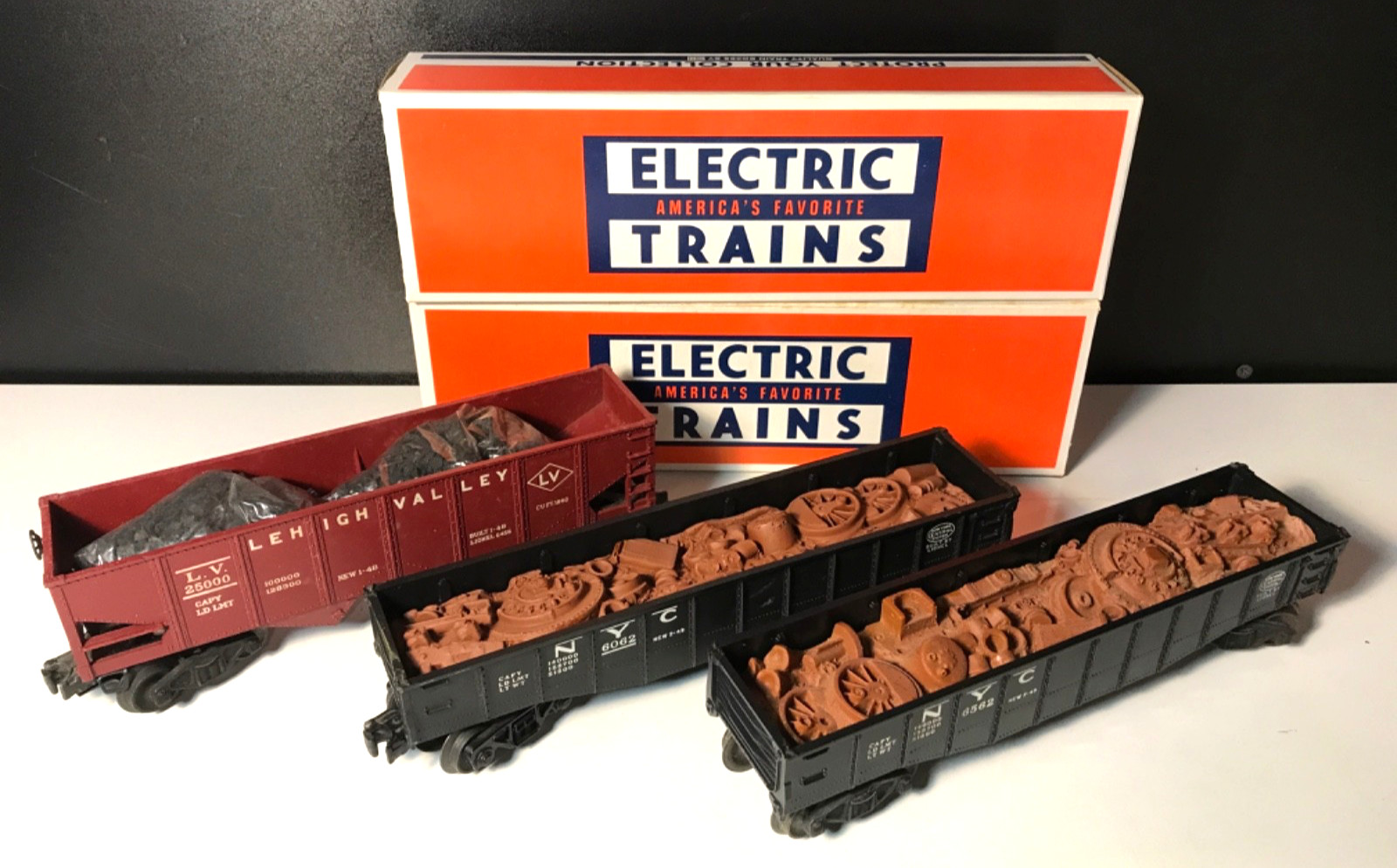 3 Lionel Vintage O Gauge 6062 & 6562 NYC Black Gondolas & 6456 HOPPER w/LOADS