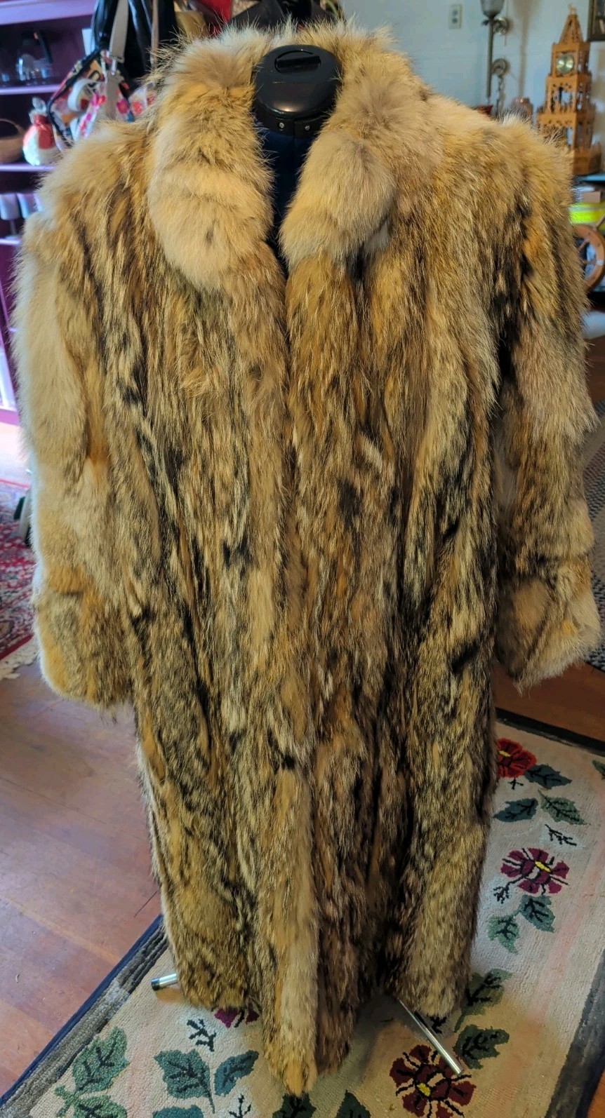 Gorgeous Stunning Vintage Antique Long Genuine Coyote Fur Coat By PD Furs Gorgeous Stunning Vintage Antique Long Genuine Coyote Fur Coat By PD Furs