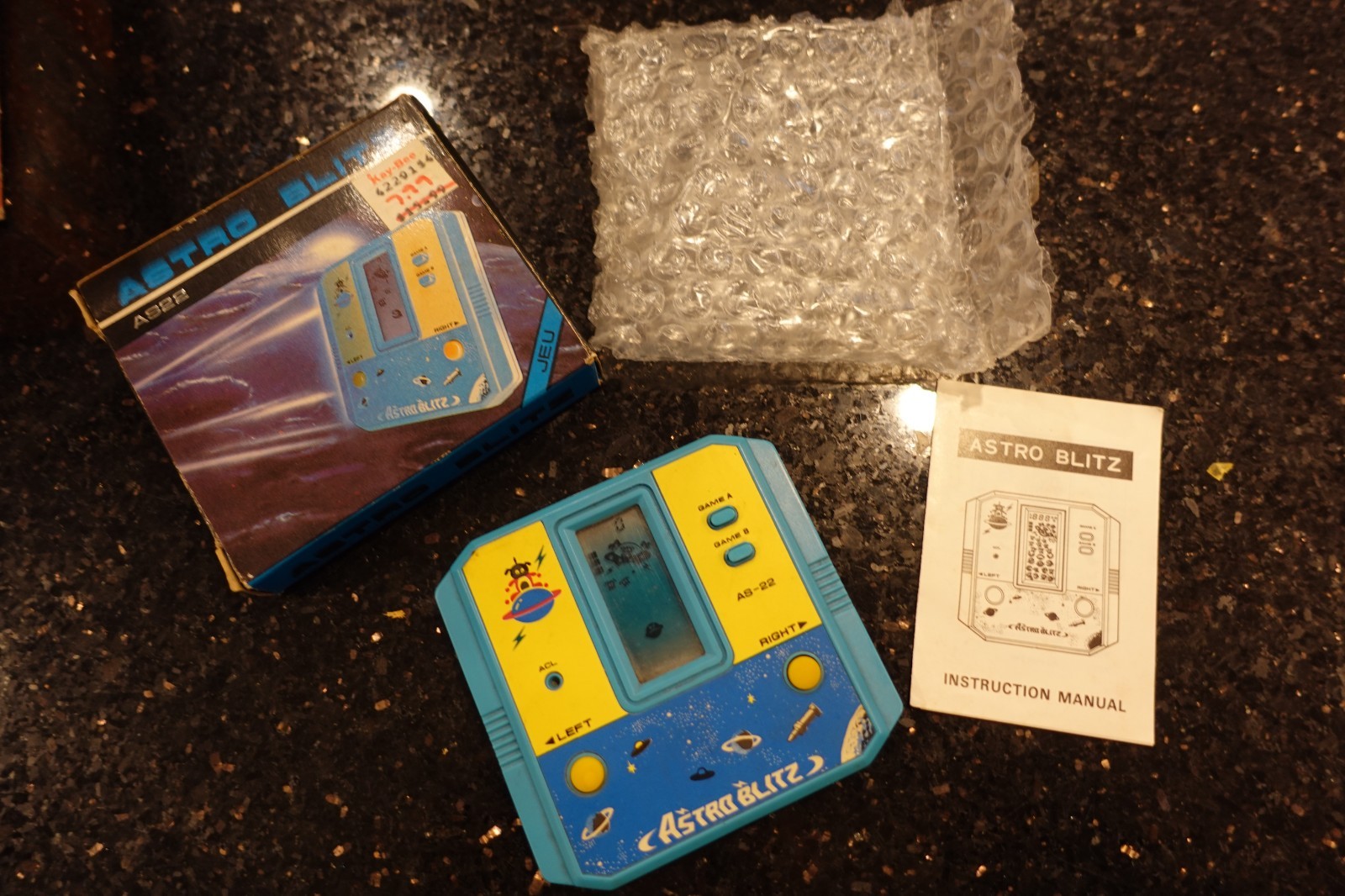 Vintage ASTRO BLITZ AS22 Handheld Electronic Video GAME  WATCH   Box  A5  RARE