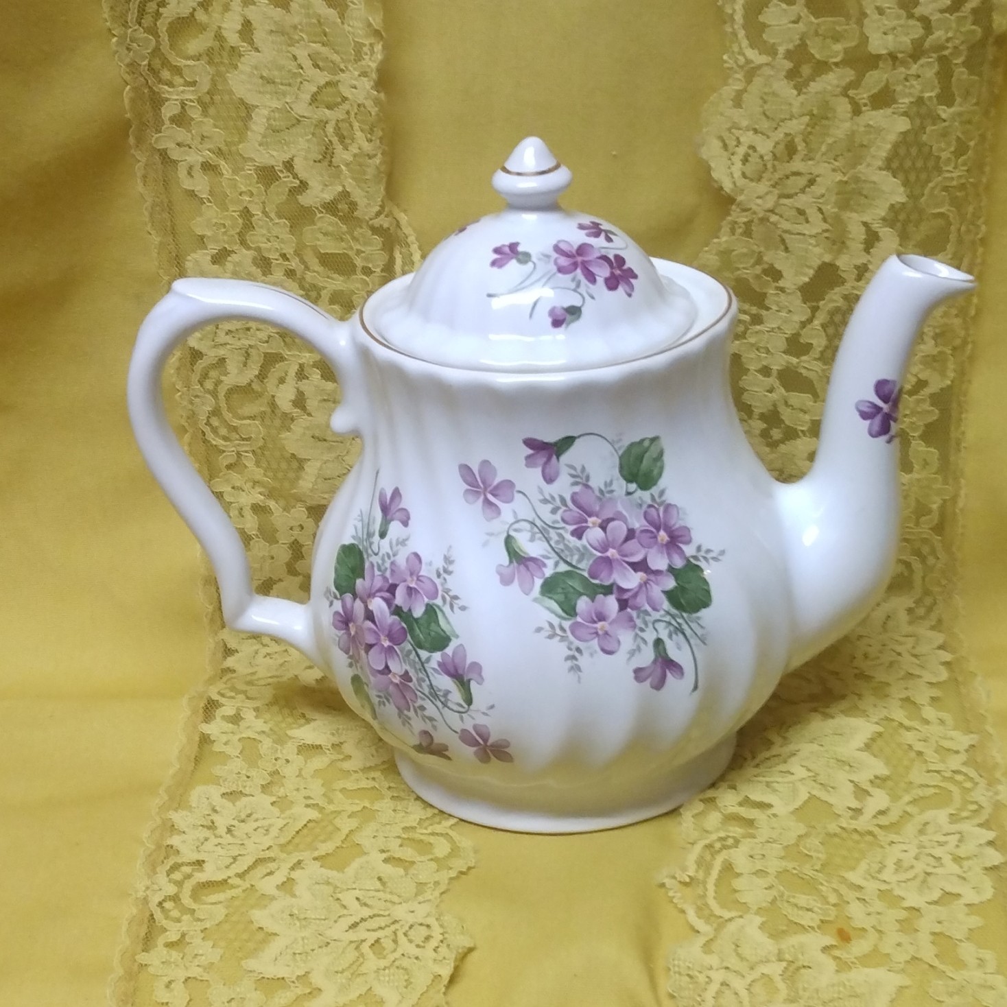 vintage Crown Heritage Teapot Swirl Purple Sweet Violets Made England Pristine vintage Crown Heritage Teapot Swirl Purple Sweet Violets Made England Pristine