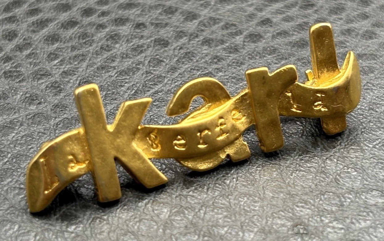 Vintage Karl Lagerfeld Signed Gold Tone Name Logo Ribbon Brooch Bar Pin