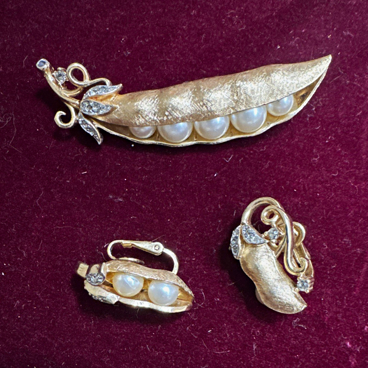 Vintage Trifari Signed Pea Pod Brooch & Clip-On Earrings Set Vintage Trifari Signed Pea Pod Brooch & Clip-On Earrings Set