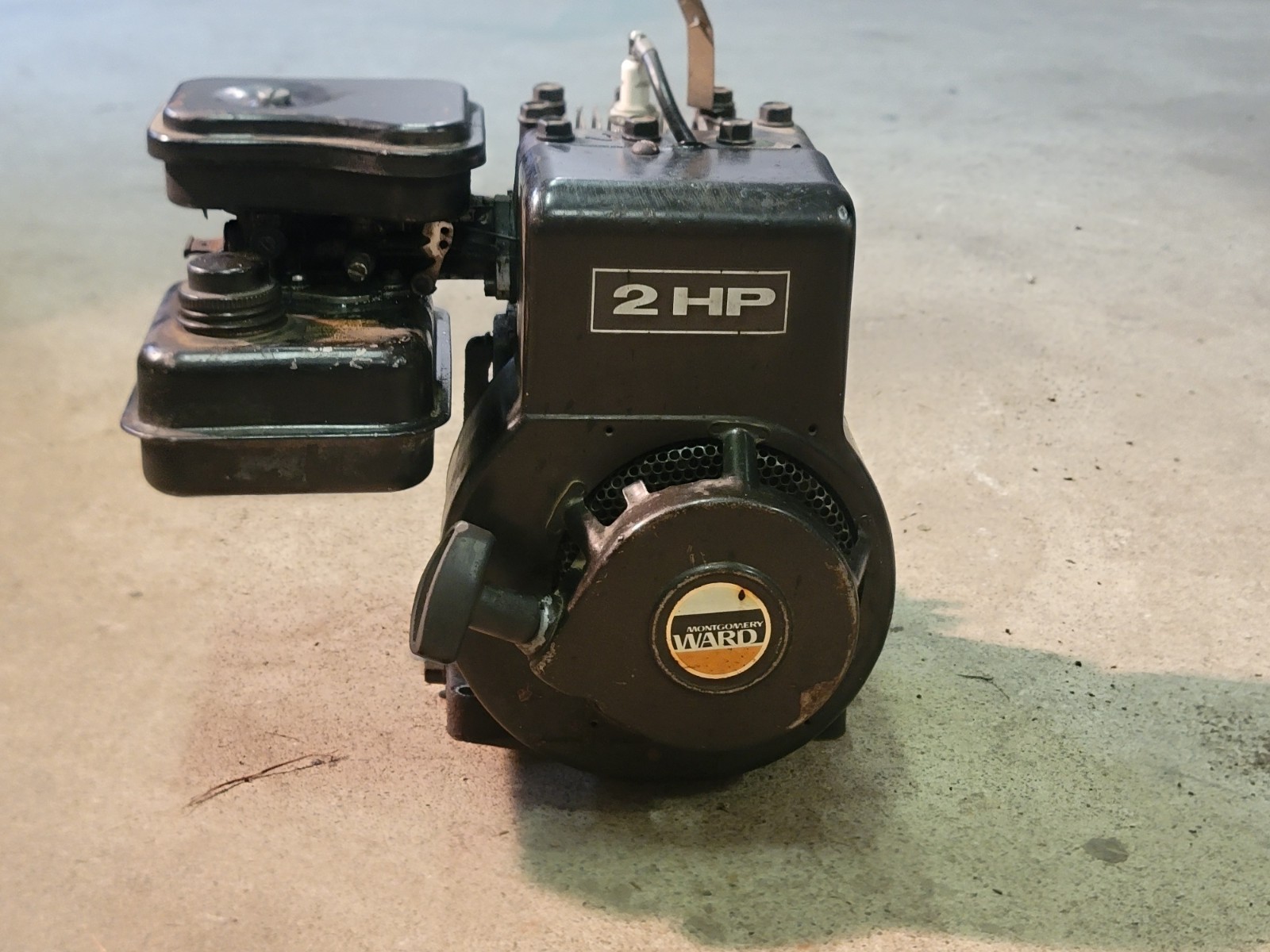 1970’s Briggs & Stratton Vintage 2hp Engine Motor Black runs Great See Video 