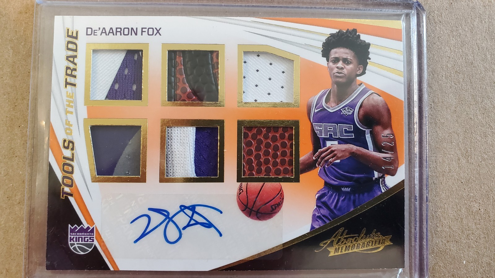 2017-18 Absolute De\'Aaron Fox Tools of the Trade Six Swatch Prime /25 RC Auto 2017-18 Absolute De\'Aaron Fox Tools of the Trade Six Swatch Prime /25 RC Auto