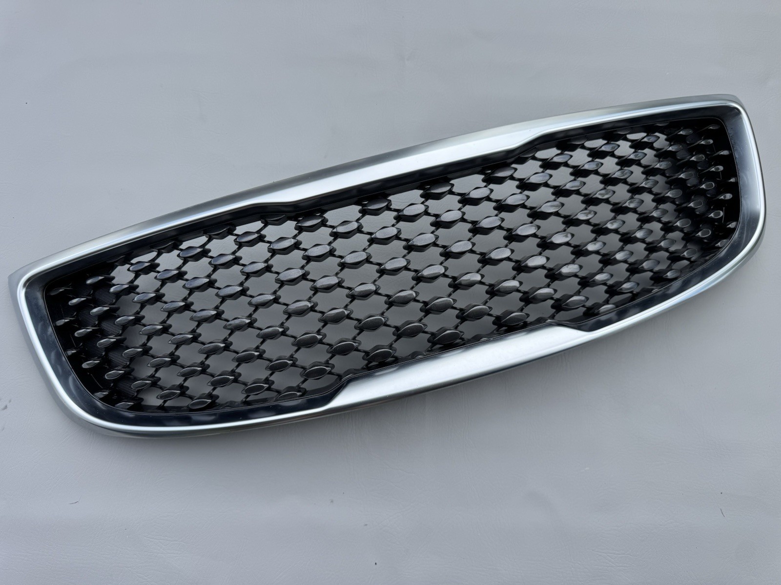 2015-2018 Kia Sedona Front Upper Grill Grille USED OEM AF3469
