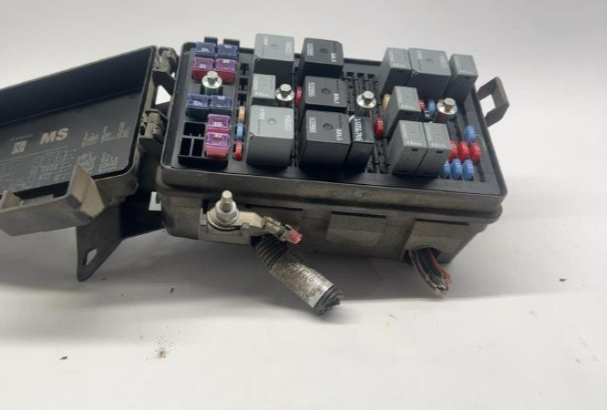 2006-2008 Pontiac Grand Prix Engine Fuse Box Assembly OEM