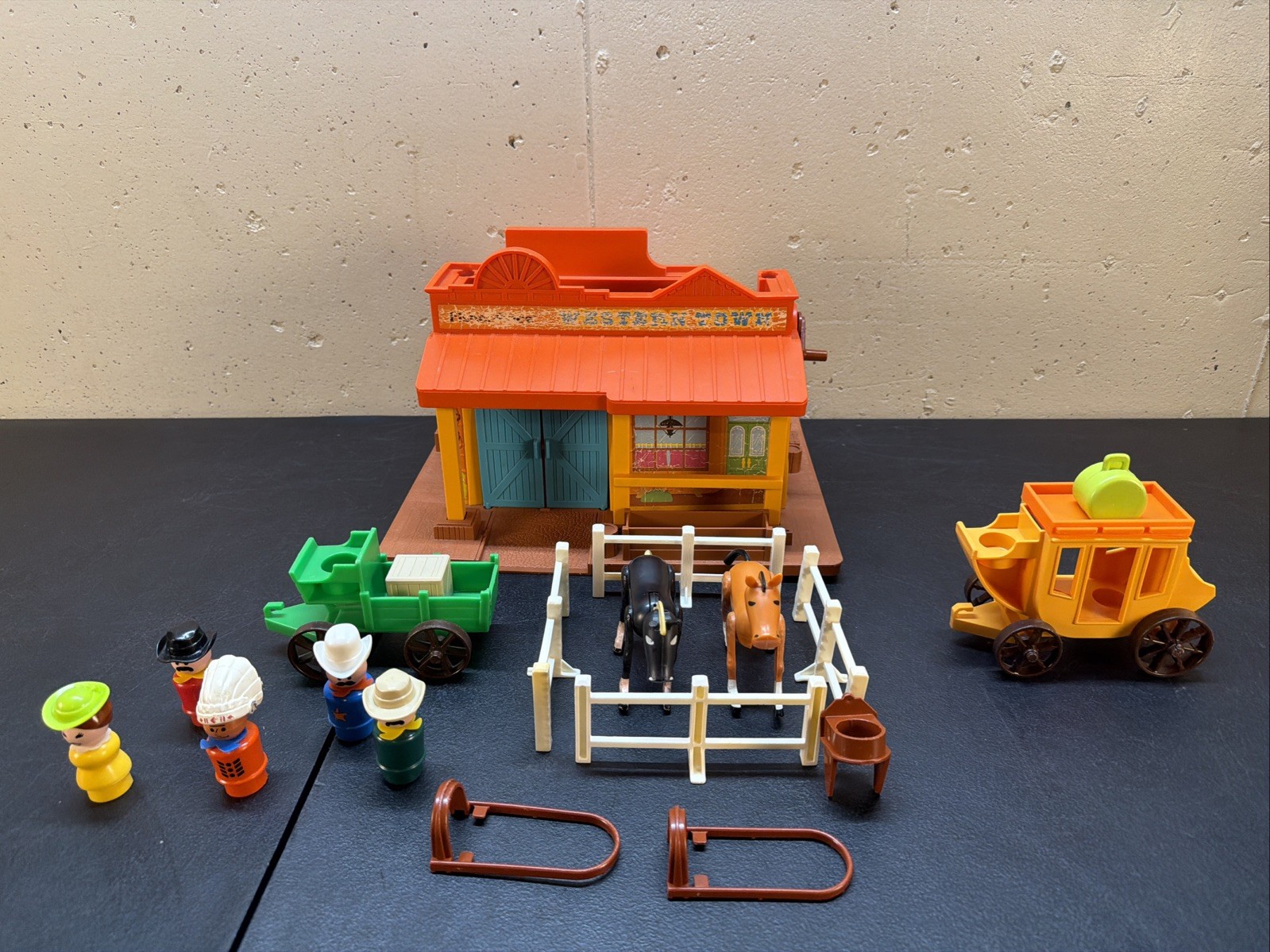 VINTAGE FISHER PRICE 1982 PLAY FAMILY WESTERN TOWN #934 COMPLETE NO SUBSTITUTION