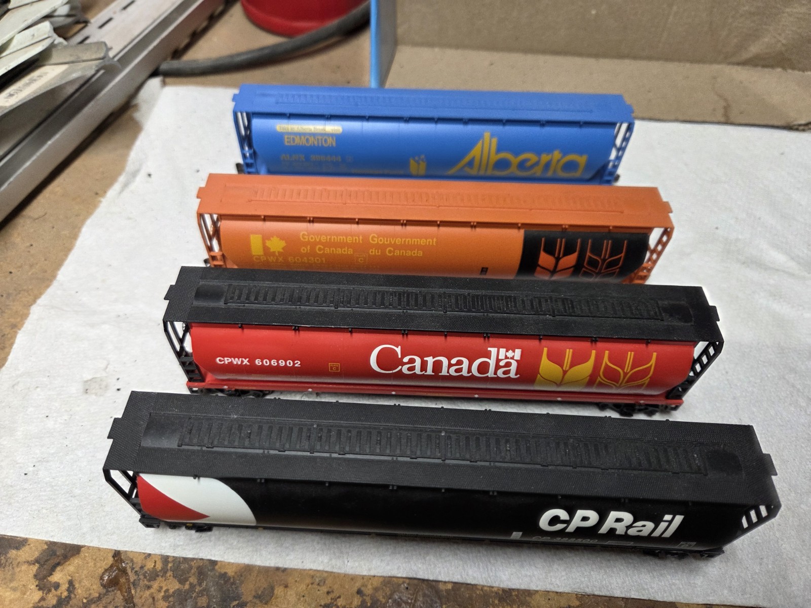 Bachmann Hopper HO Train Cars Lot Of 4